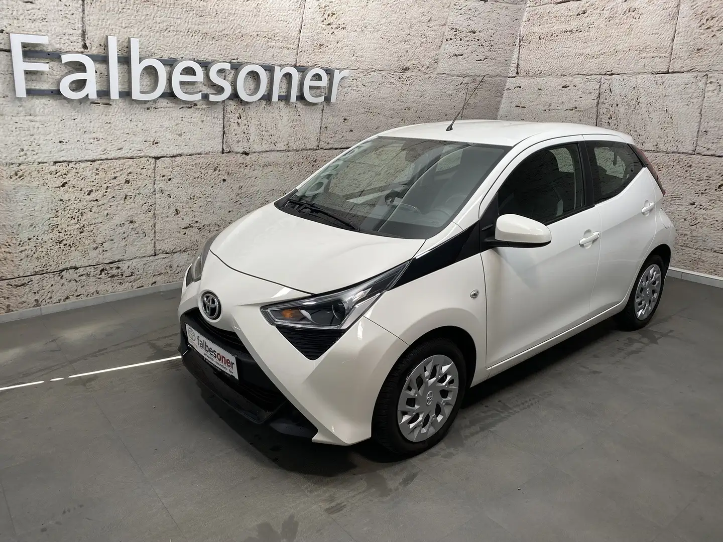 Toyota Aygo X 1,0 VVT-i x-play Bianco - 1