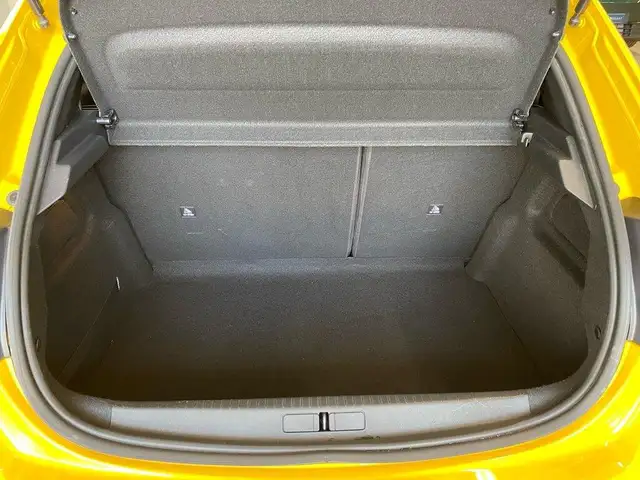Peugeot 208 view 9