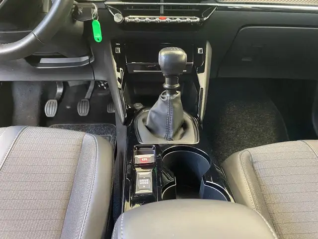 Peugeot 208 view 11