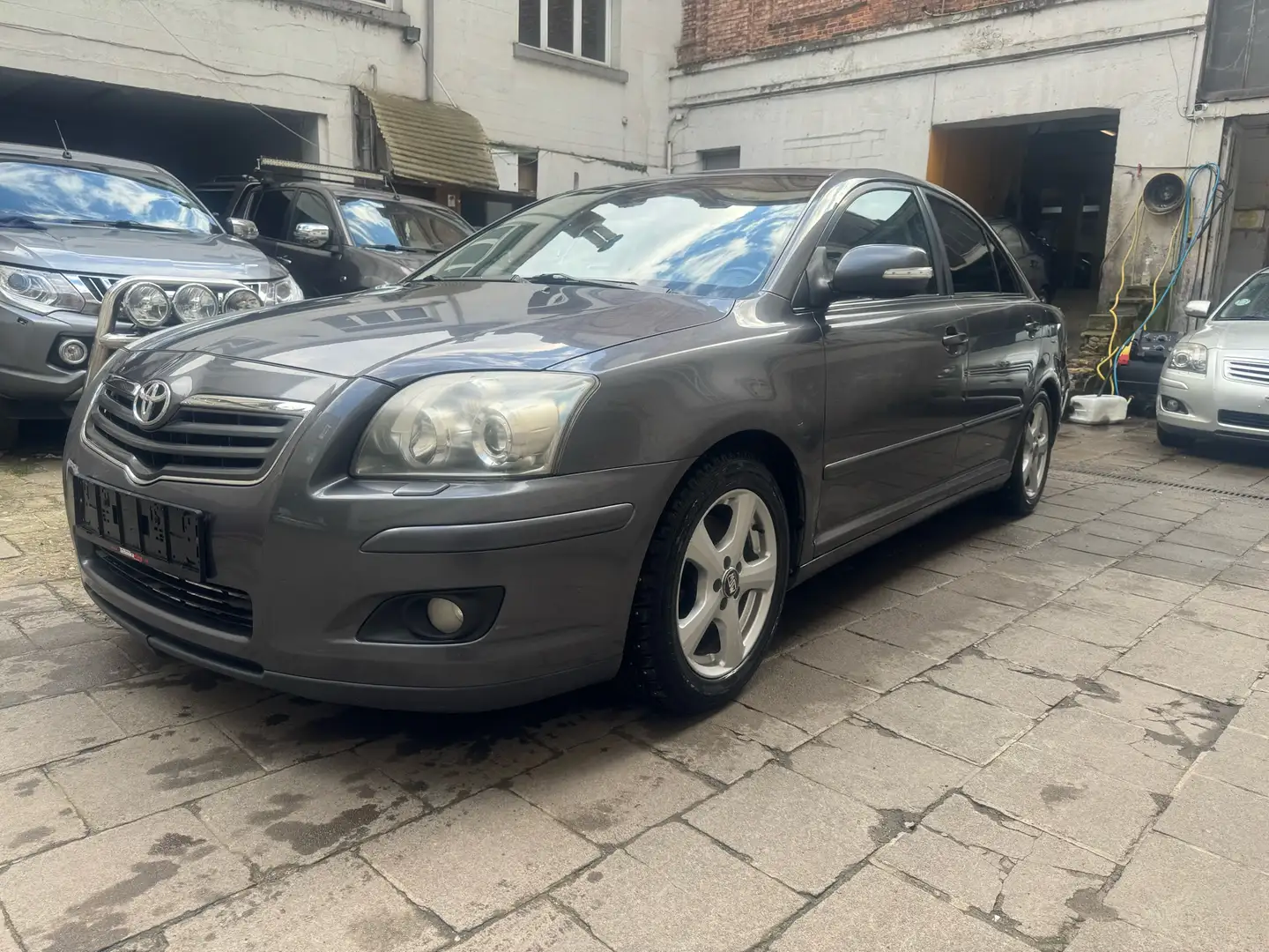 Toyota Avensis 2.0 VVT-i Executive Grau - 1