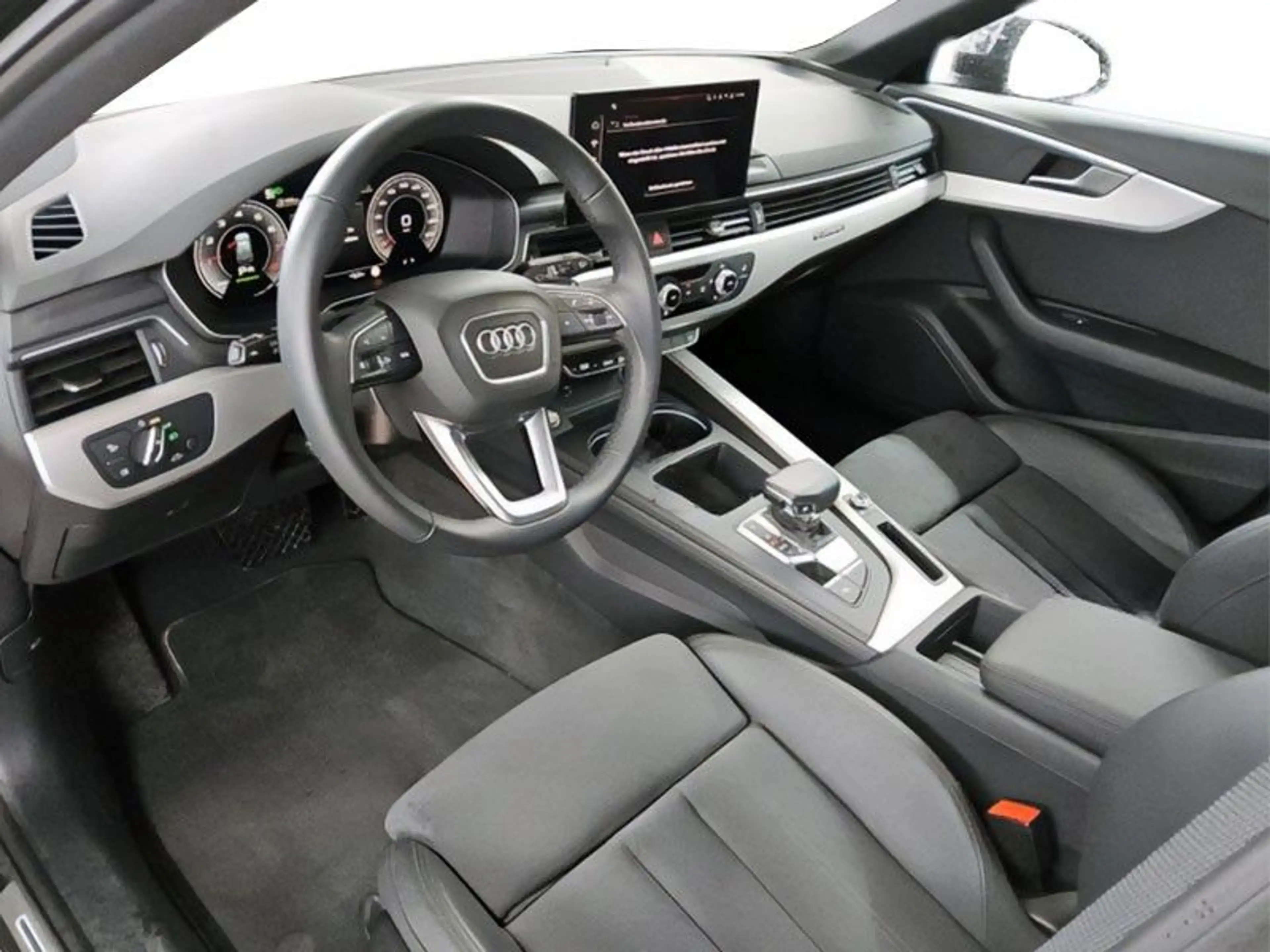 Audi A4 Avant 45 TFSI quattro S line — photo 9