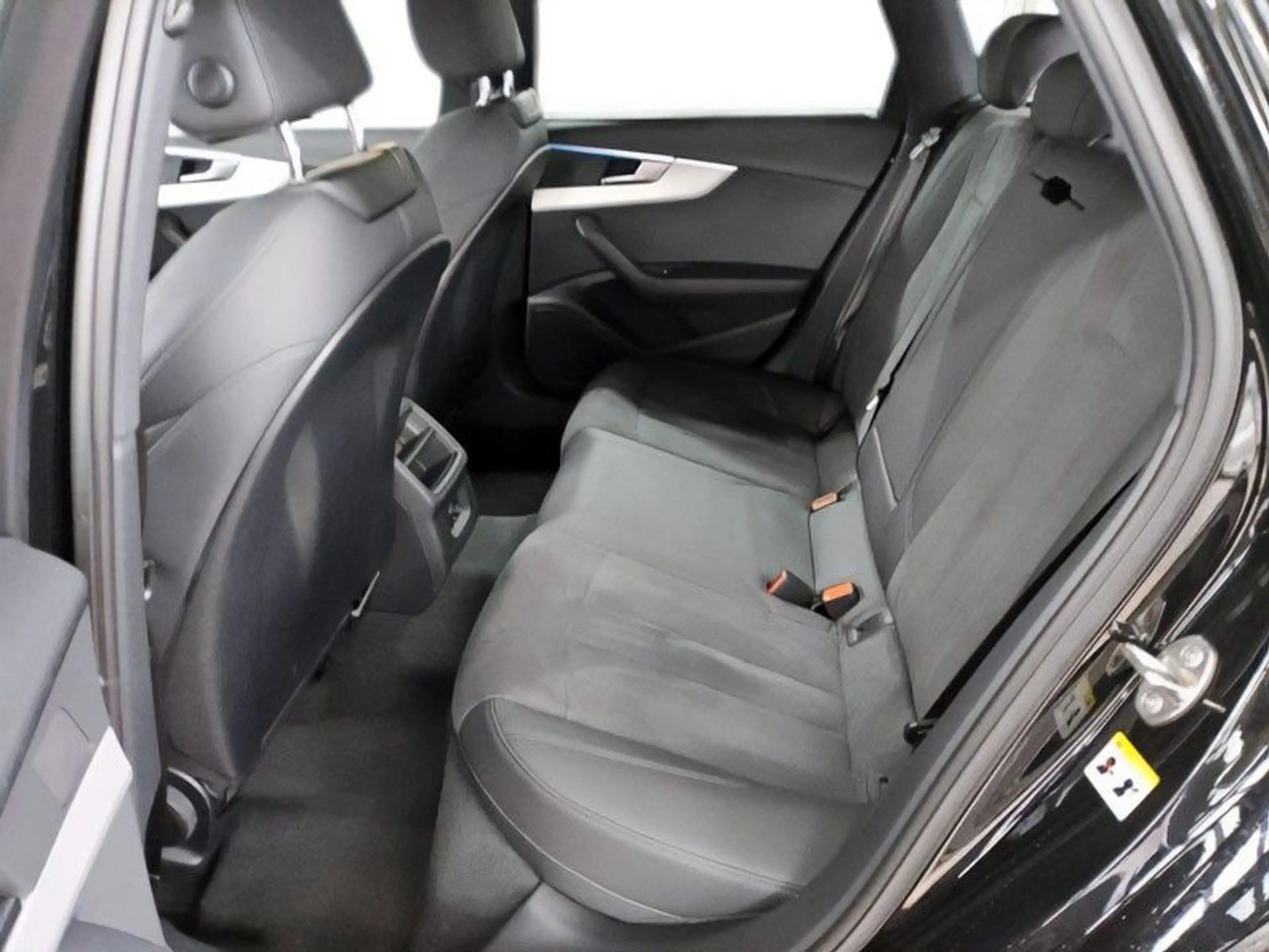 Audi A4 Avant 45 TFSI quattro S line — photo 10
