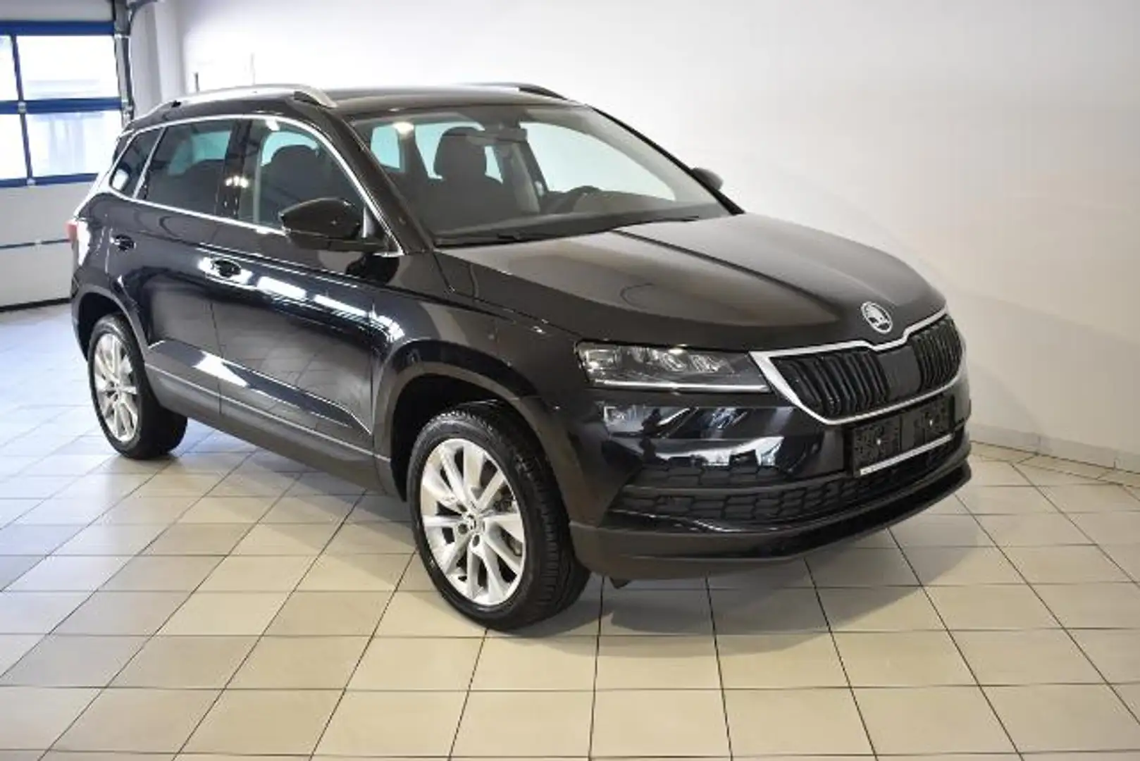 Skoda Karoq 2.0TDI ACC Navi 18" LM DAB AHK Zwart - 1