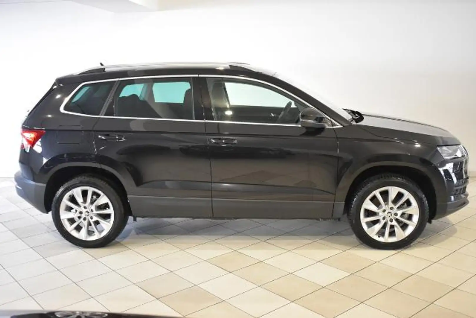 Skoda Karoq 2.0TDI ACC Navi 18" LM DAB AHK Zwart - 2