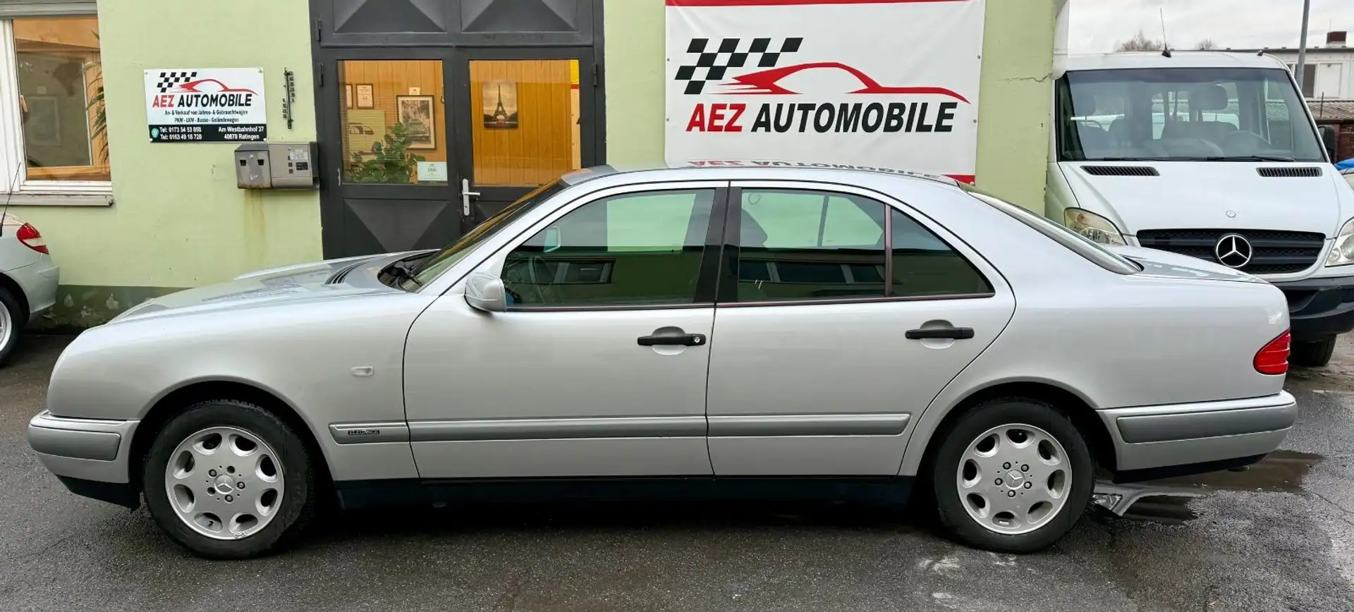 Mercedes-Benz E 230 *Neue TÜV*39.000Km* Stříbrná - 2