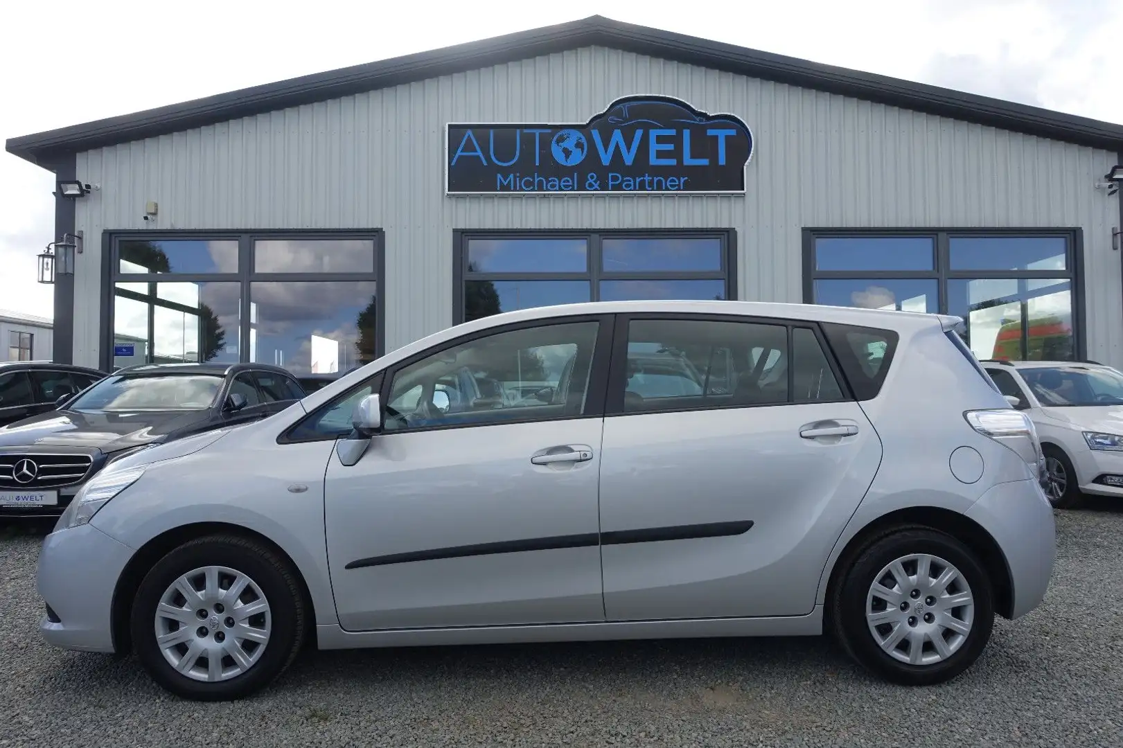 Toyota Verso 1.8 Aut.1.HAND lück.ToyScheckheft 7Sitzer Silber - 1