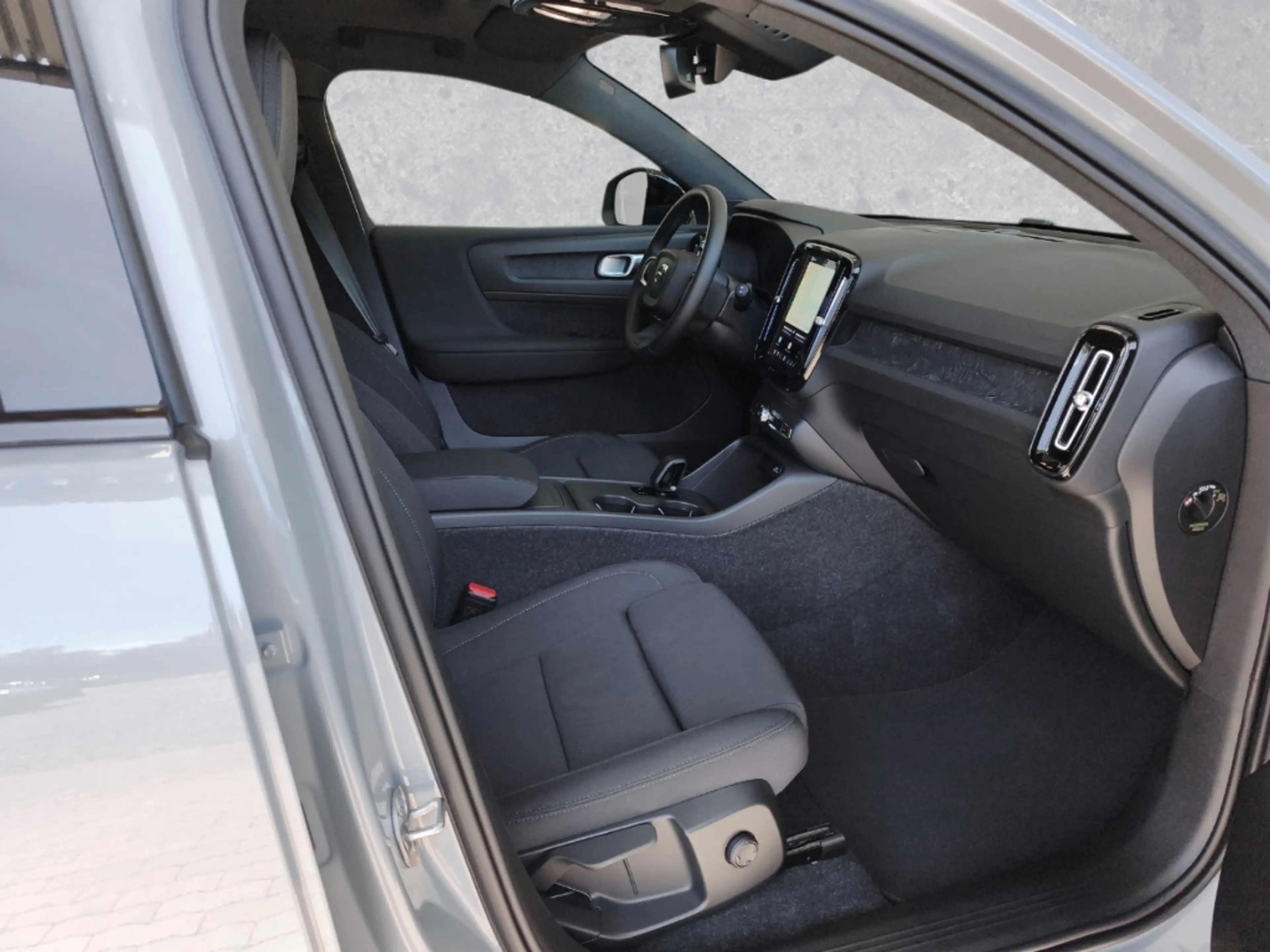 Volvo EX40 185 kW Single Motor Extended Range RWD Plus Black — photo 3