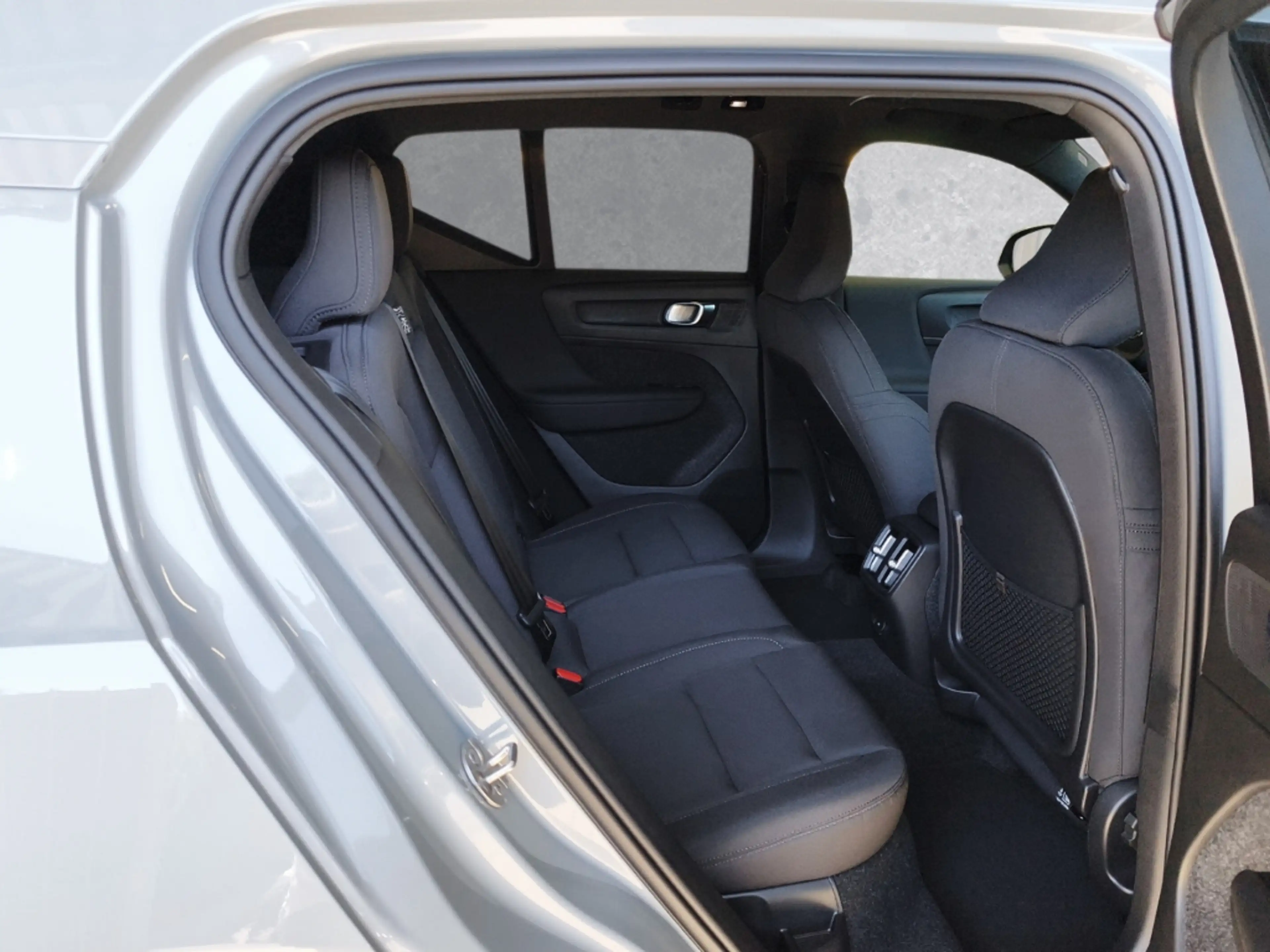 Volvo EX40 185 kW Single Motor Extended Range RWD Plus Black — photo 5
