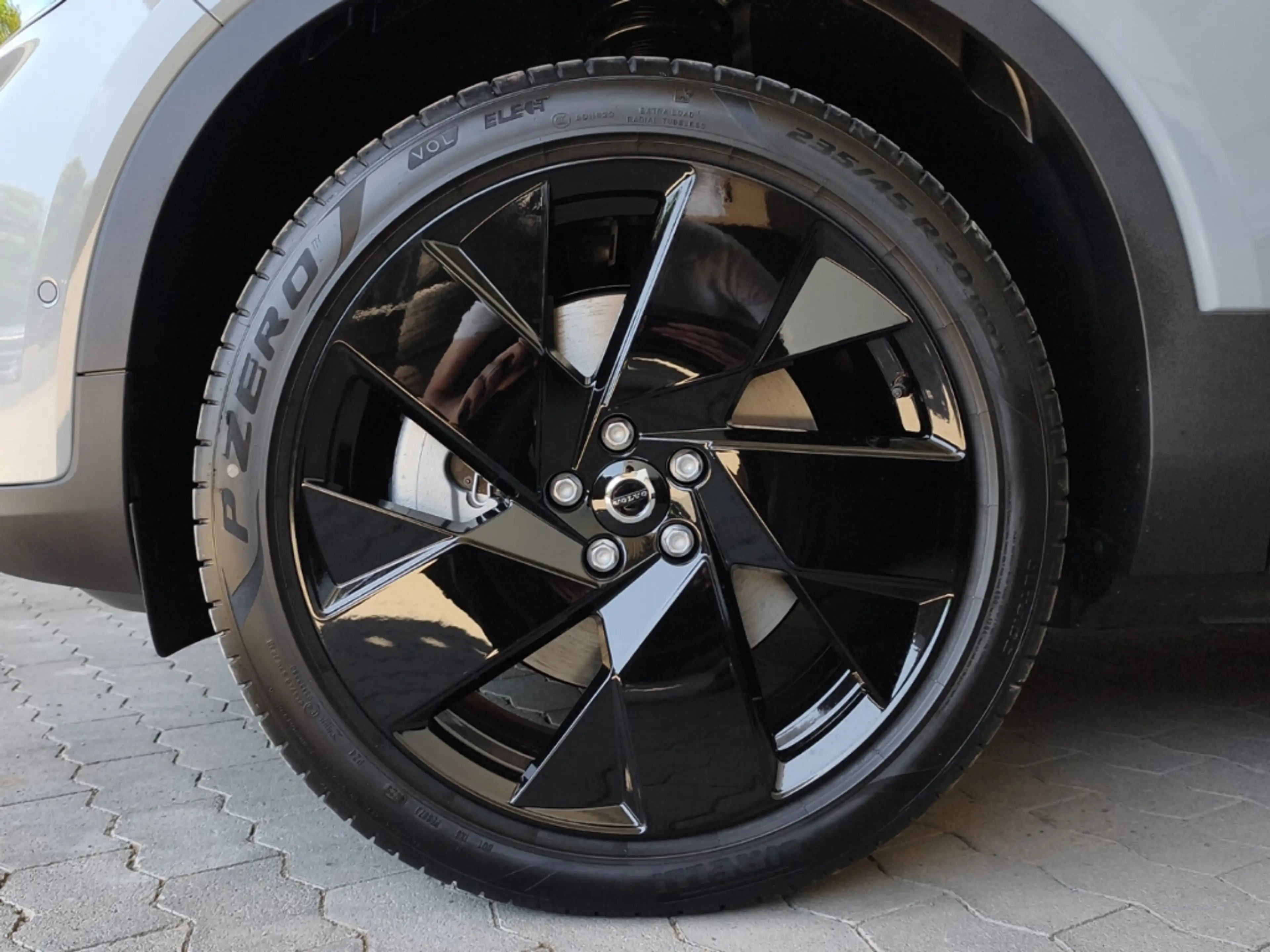 Volvo EX40 185 kW Single Motor Extended Range RWD Plus Black — photo 9