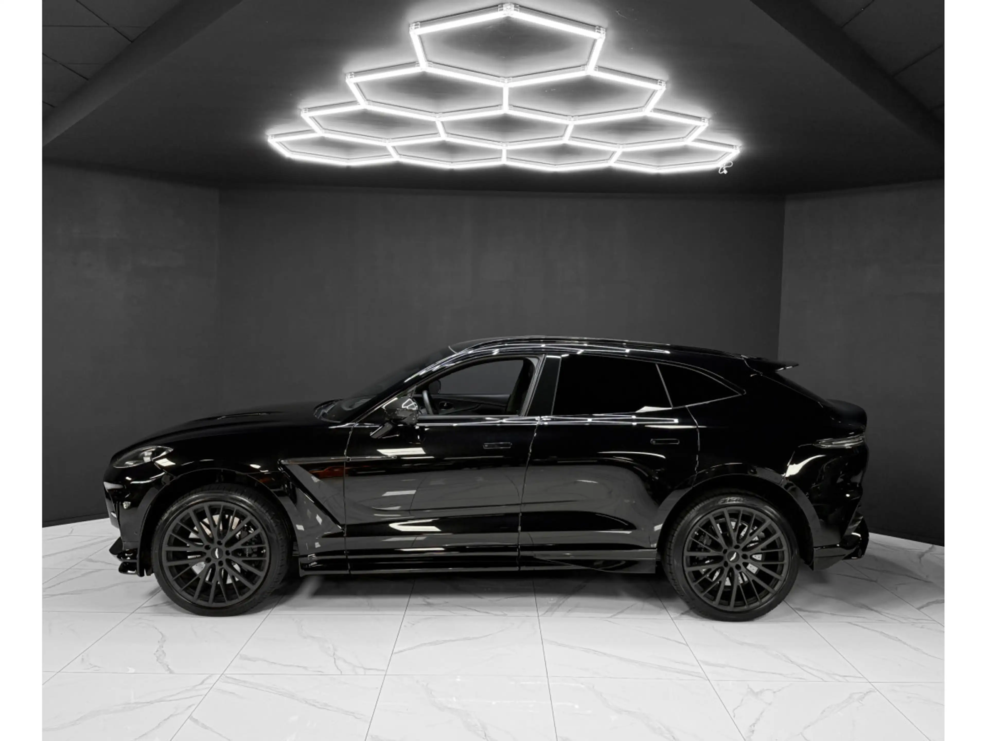 Aston Martin DBX 707 — photo 2