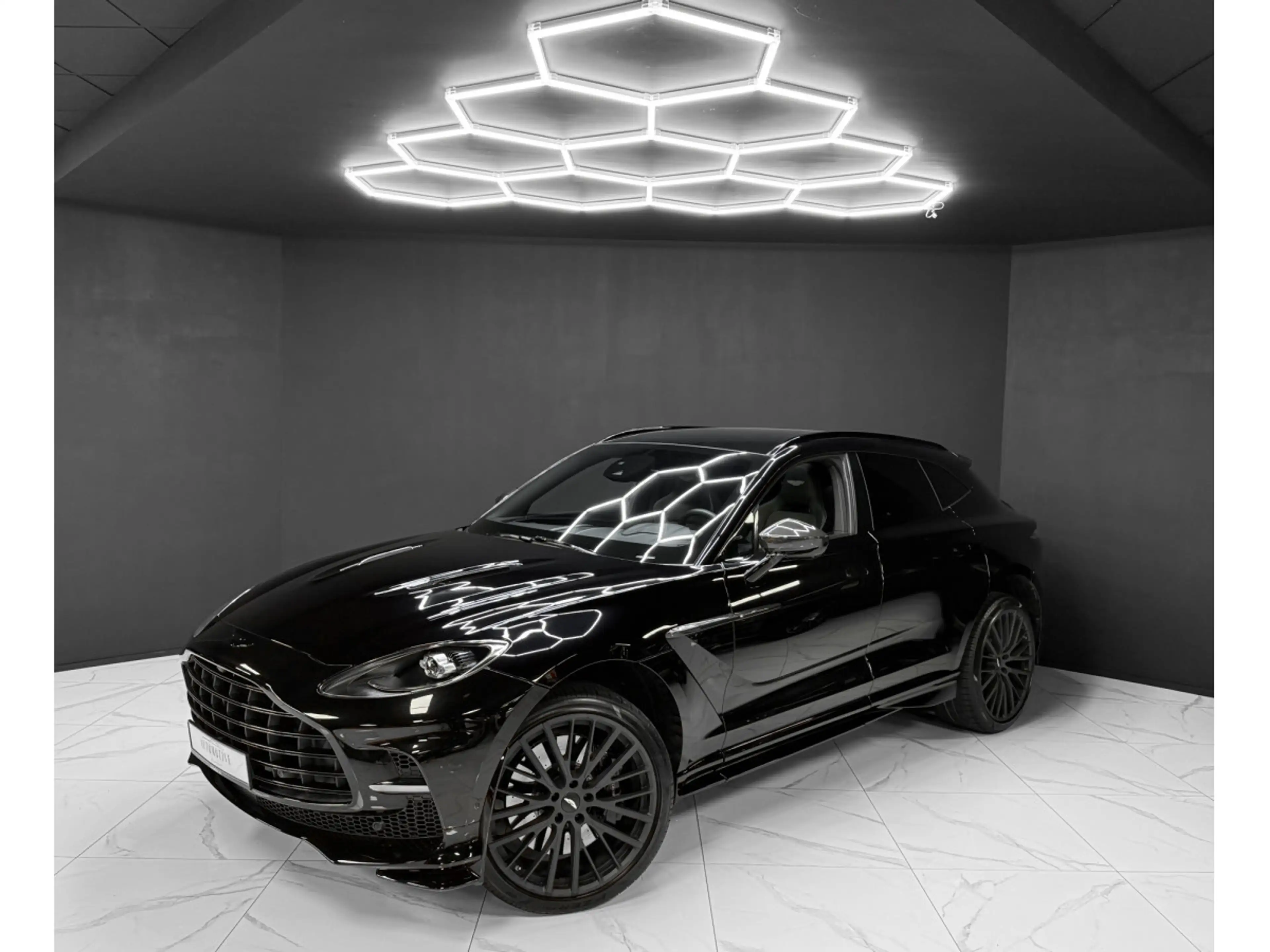 Aston Martin DBX 707