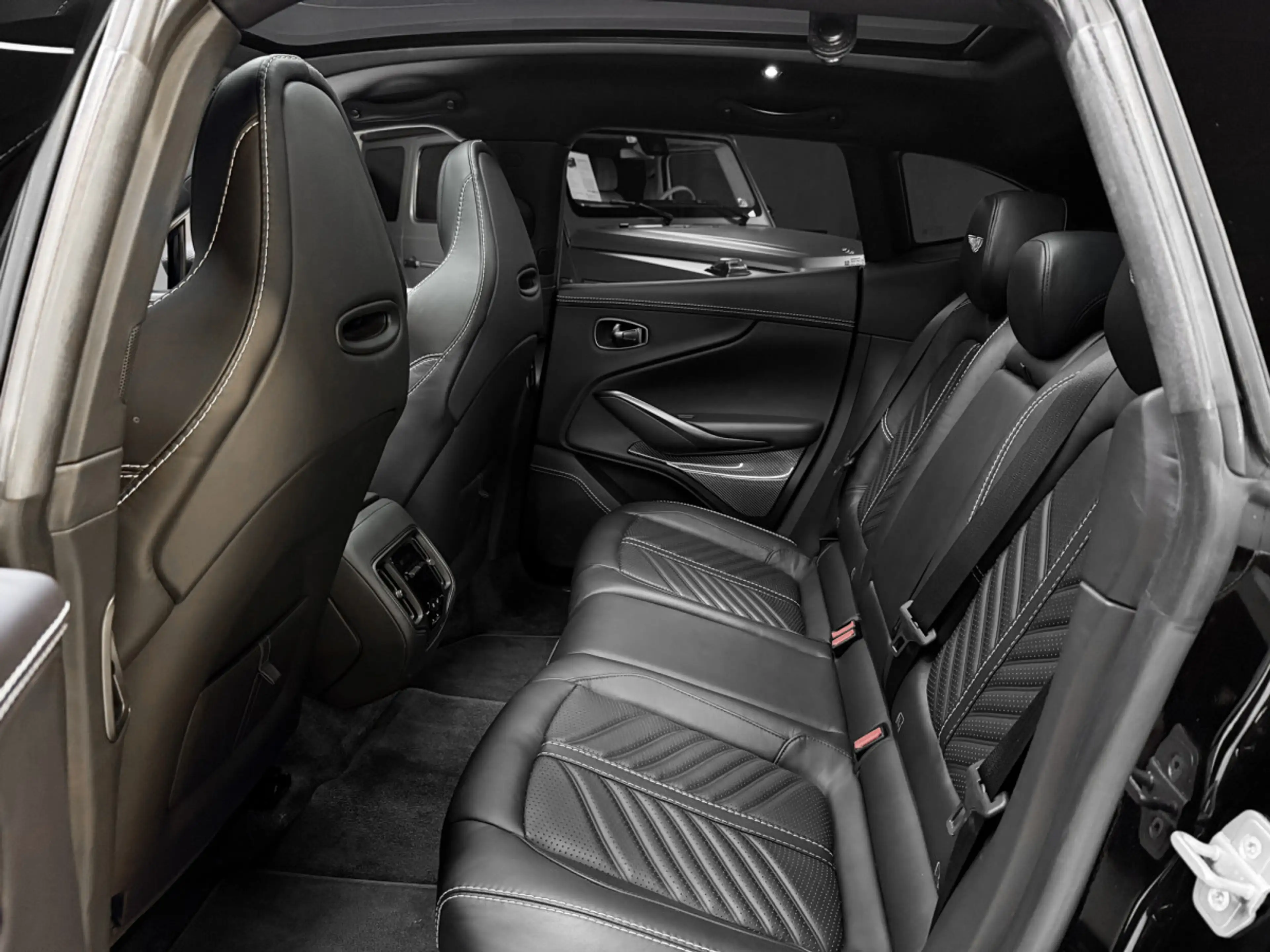 Aston Martin DBX 707 — photo 13