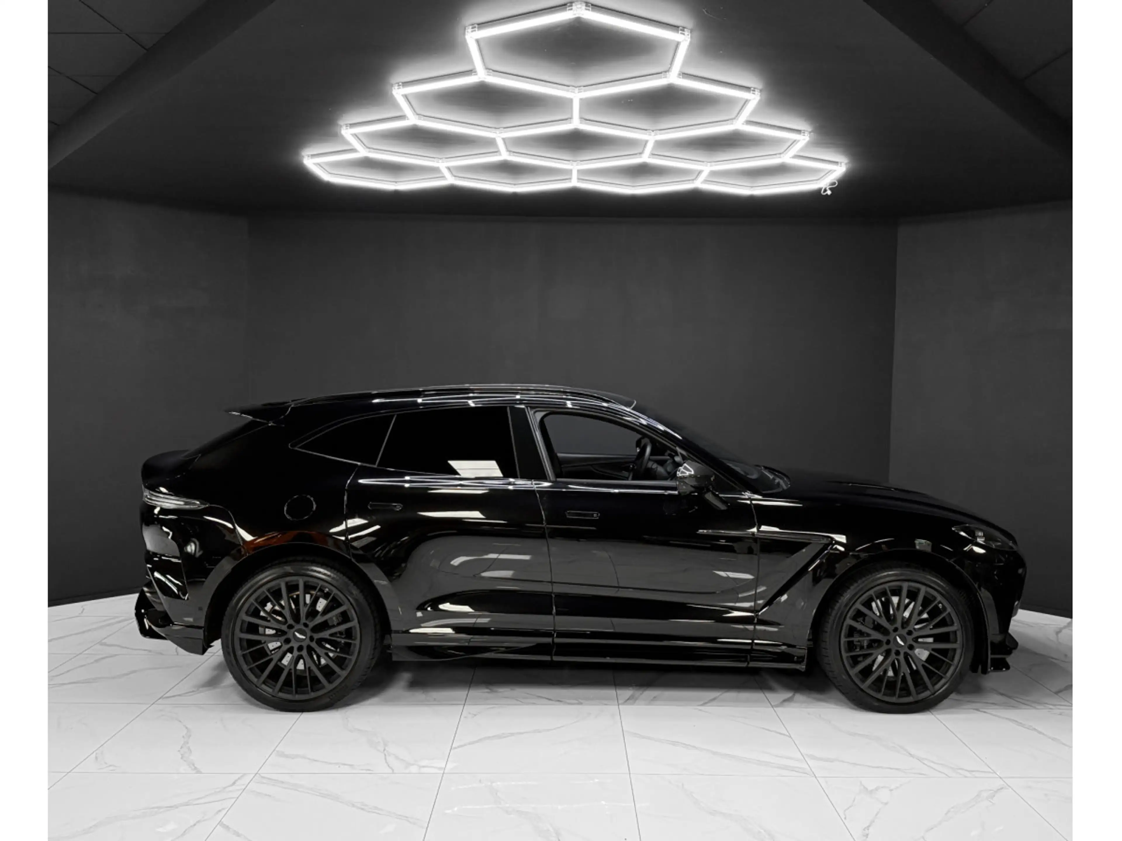 Aston Martin DBX 707 — photo 6