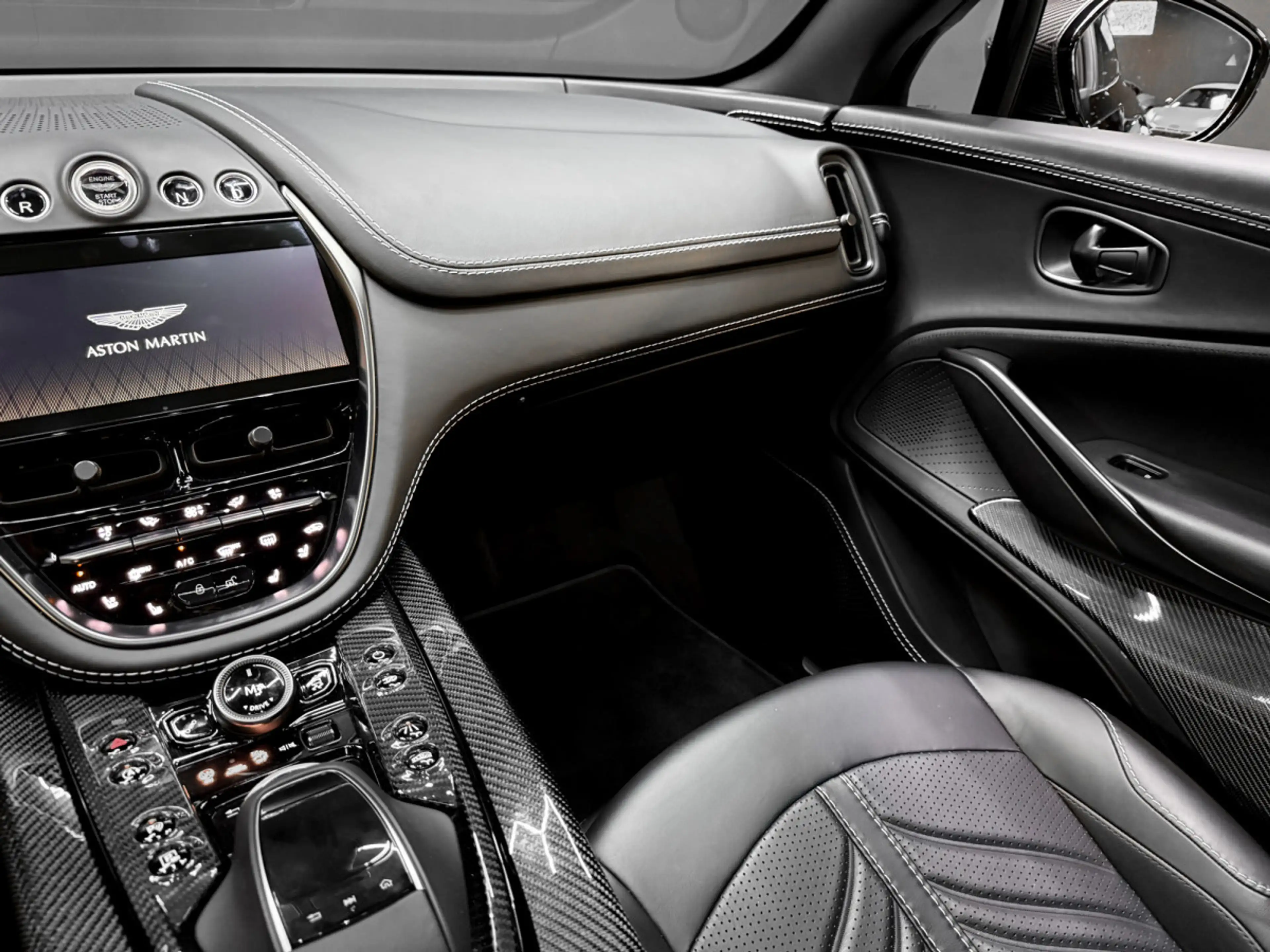 Aston Martin DBX 707 — photo 15