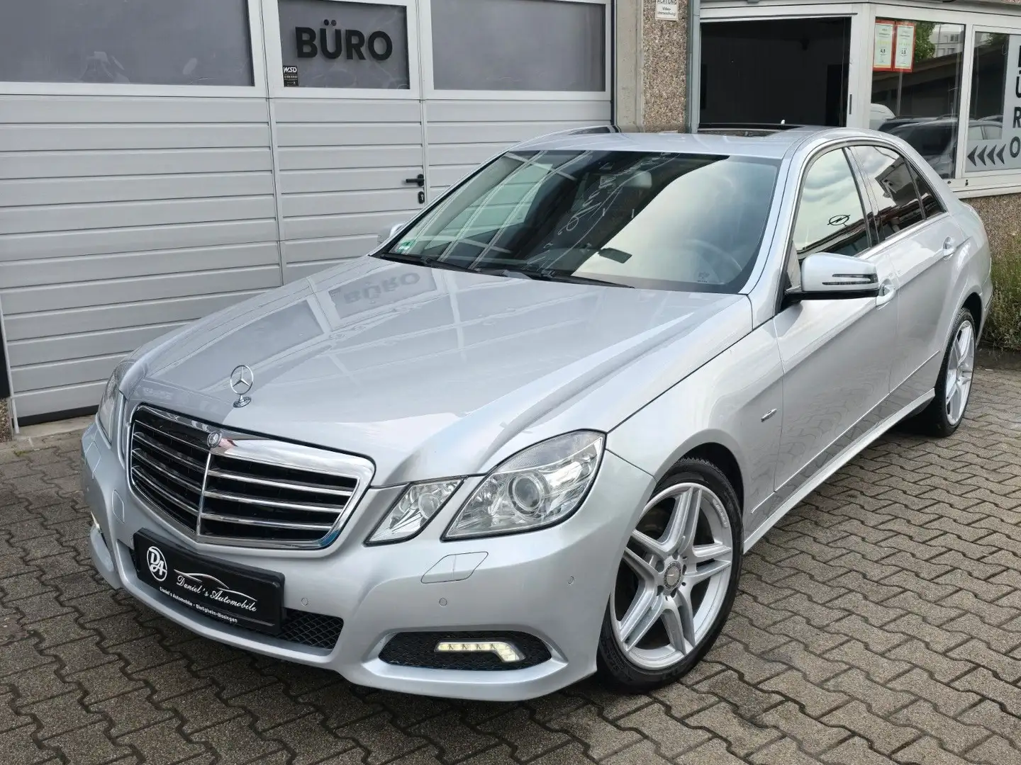 Mercedes-Benz E 350 CGI BlueEfficiency/Rü.KAMERA/NAVI/LEDER Plateado - 2