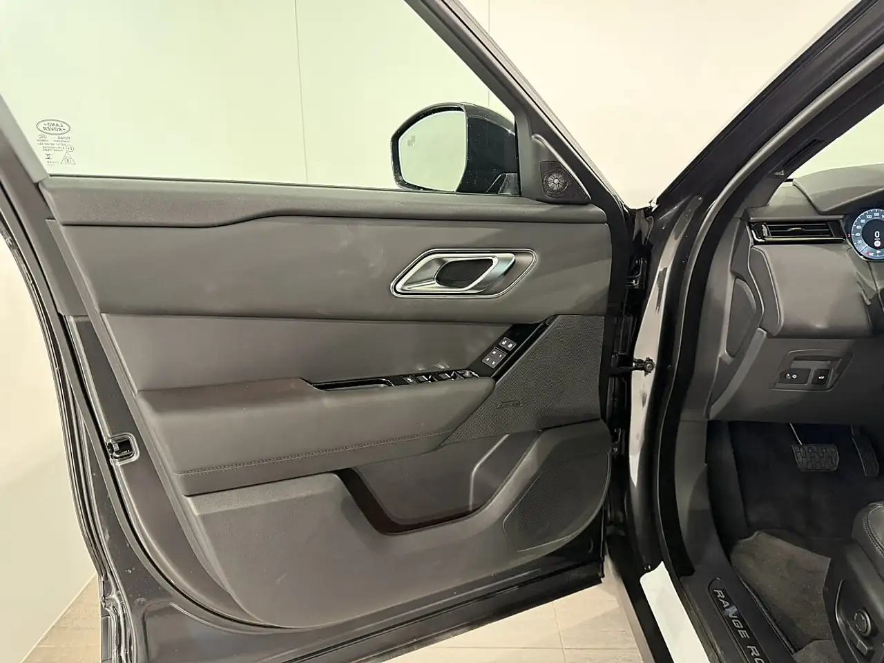 Land Rover Range Rover Velar 2026 — фото 10