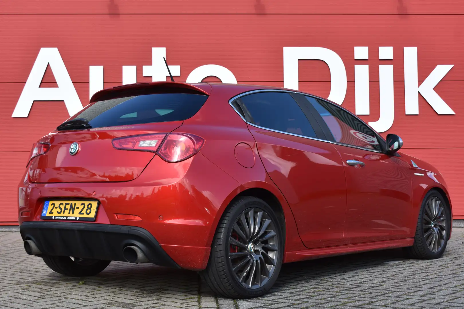 Alfa Romeo Giulietta 1.4 T Business Executive Automaat | Leder | Pano | Rot - 2