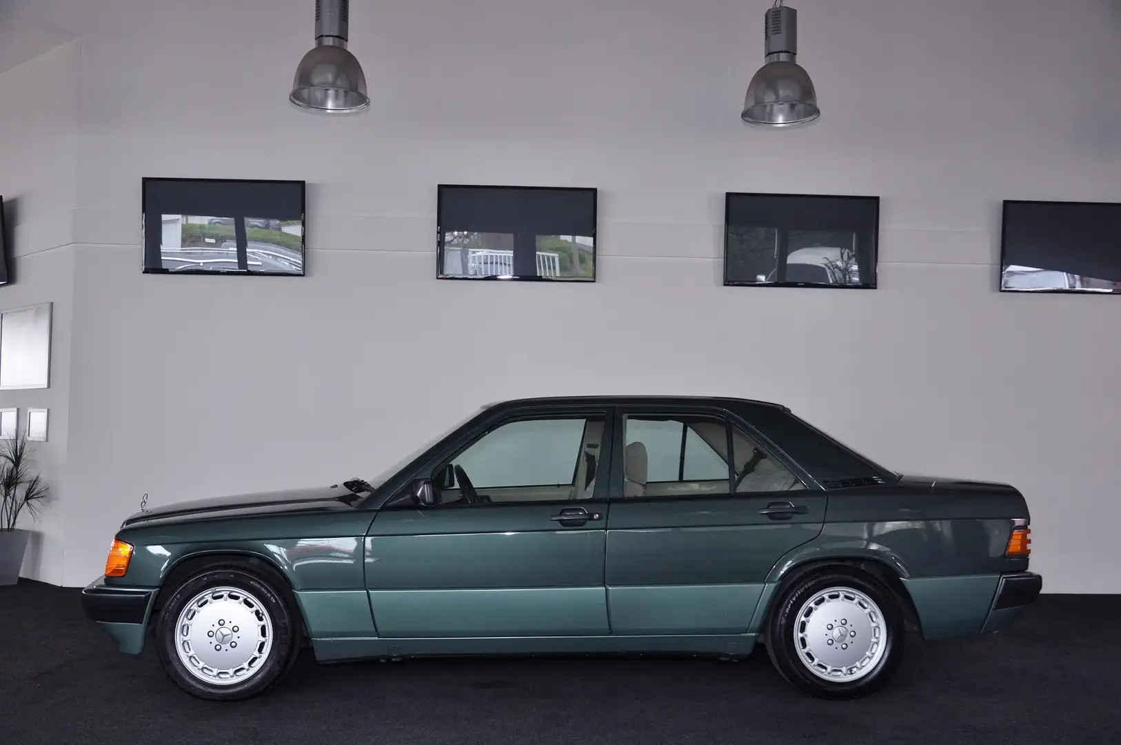 Mercedes-Benz 190 E ! Aus 1. Hand (94 Jahre) ! Liebhaberzustand ! Grün - 2