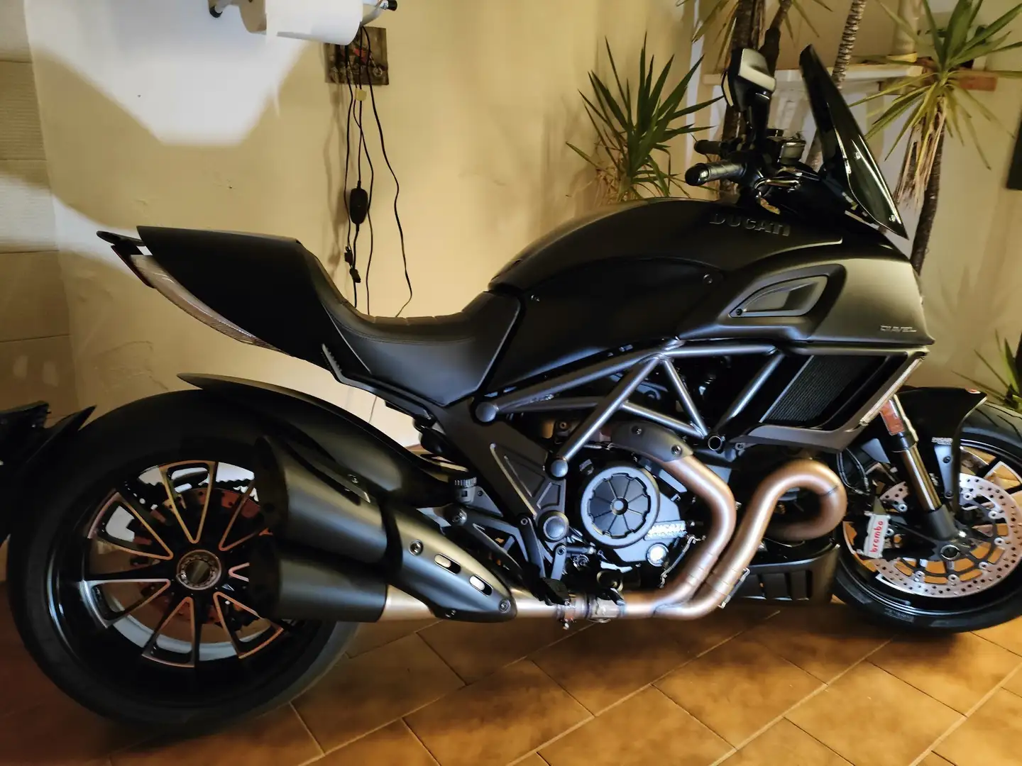 Ducati Diavel Чорний - 1