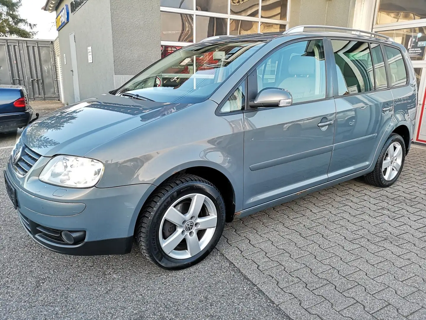 Volkswagen Touran 2.0 FSI Highline*NAVI*Bi-Xenon*6 Gang*EU4 Grijs - 1