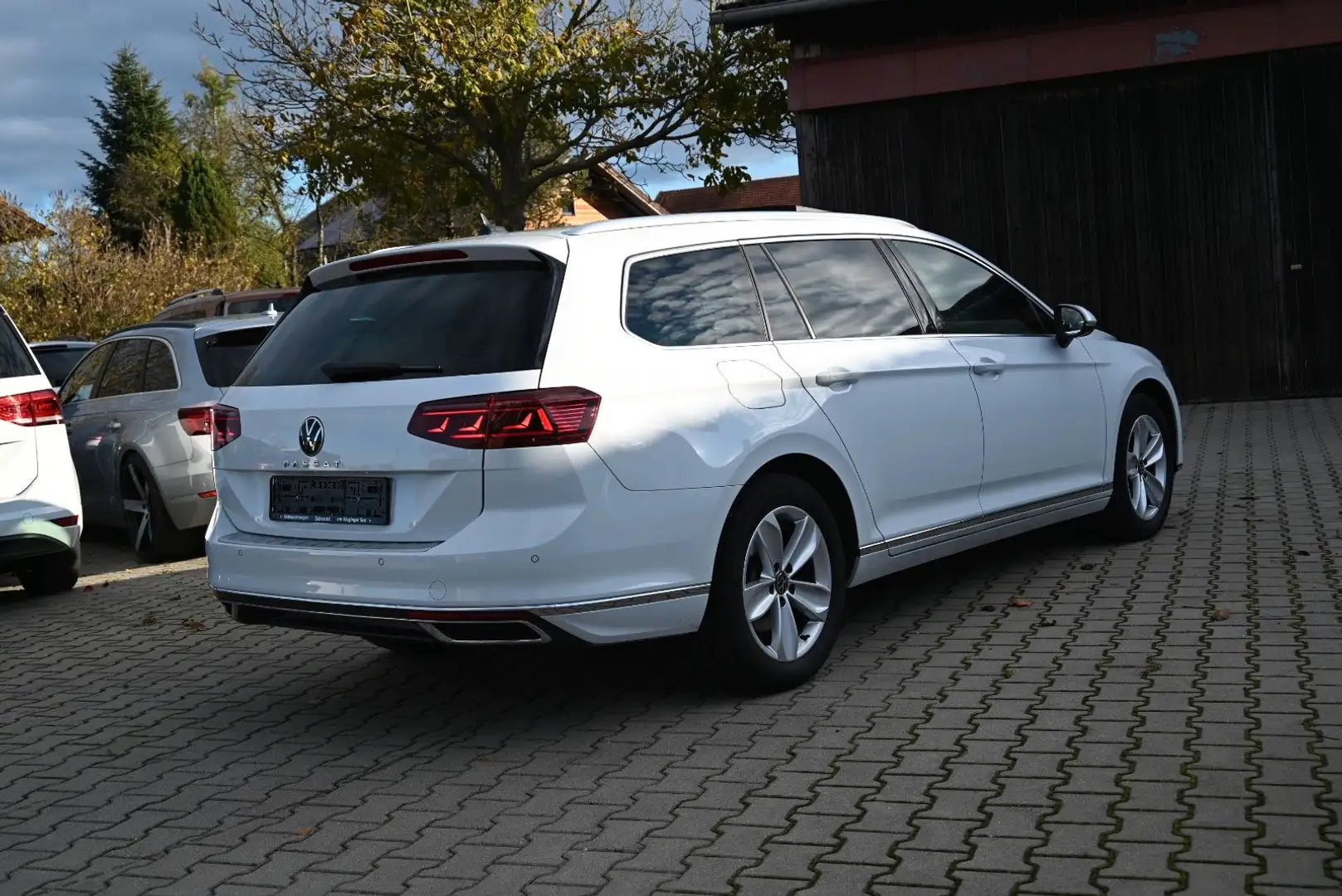 Volkswagen Passat Variant Highline/Voll/Pano/AHK/Matrix Wit - 2