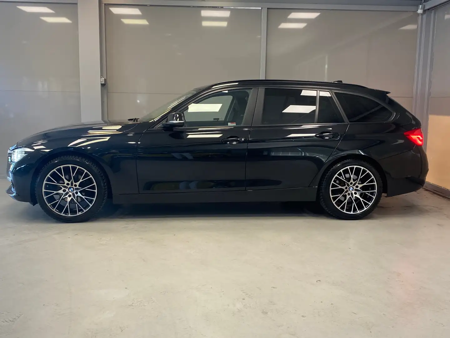 BMW 318 3-serie Touring 318i Executive | LED | ELEKT ACHTE Zwart - 2