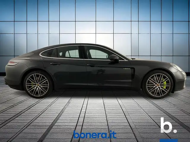 Porsche Panamera view 4