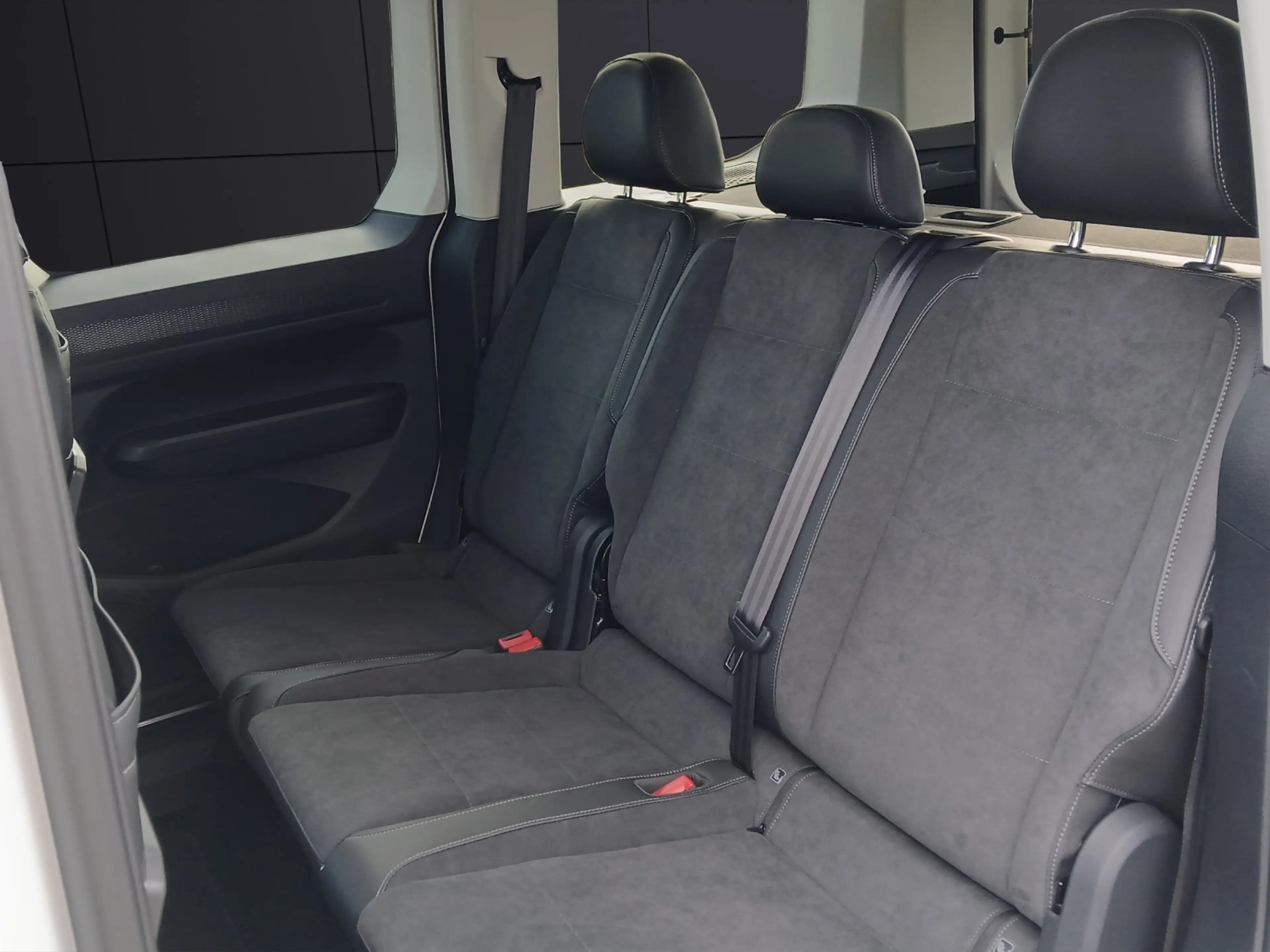 Volkswagen Caddy TDI Life 7-DSG LED AHK ACC KLIMA REAR VIEW — photo 11