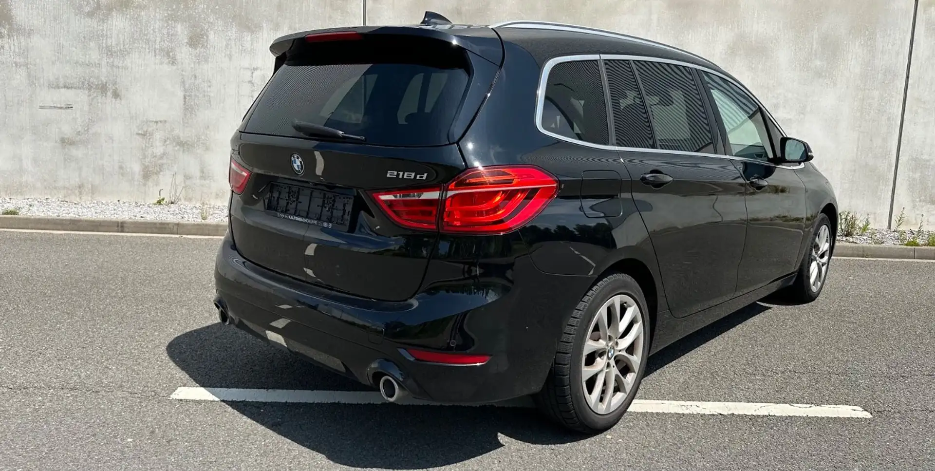 BMW 218 X-Drive Zwart - 2