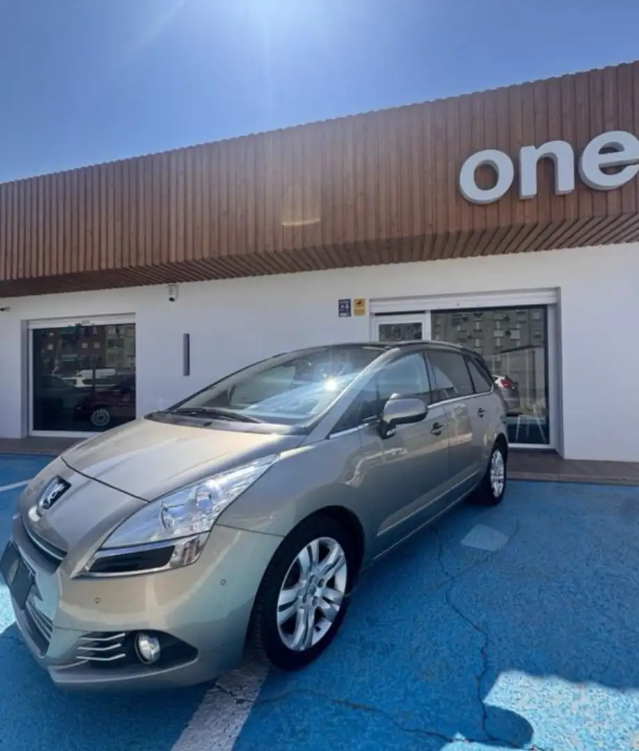 Peugeot 5008 1.6HDI Allure 115 Gris - 1