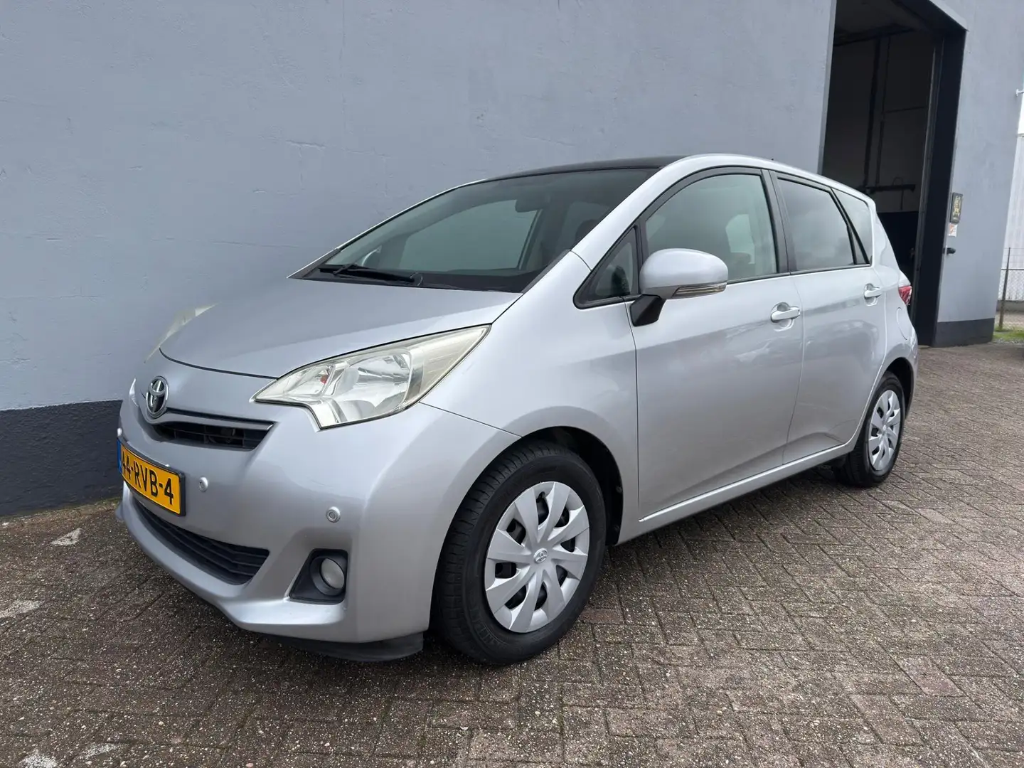 Toyota Verso-S 1.3 VVT-i Aspiration - Panorama Dak Gris - 1