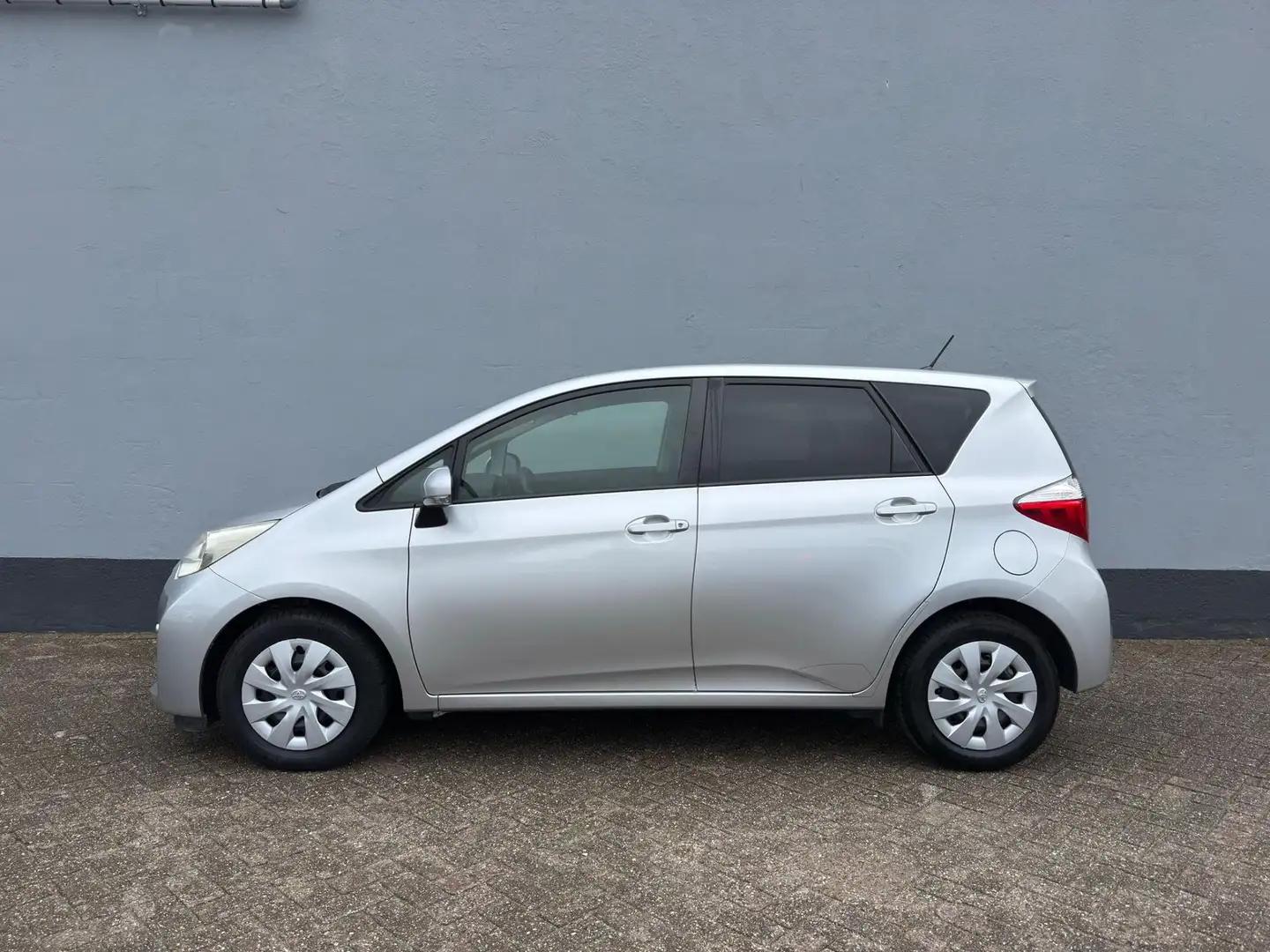 Toyota Verso-S 1.3 VVT-i Aspiration - Panorama Dak Gris - 2