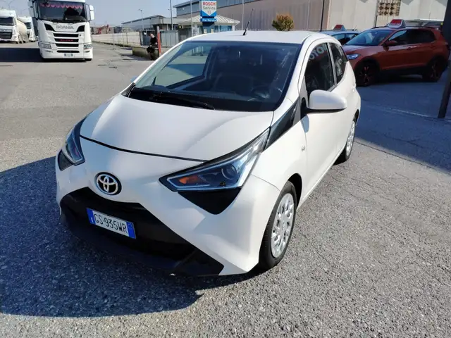 Toyota Aygo Aygo II 2018 5p 5p 1.0 x-business 72cv