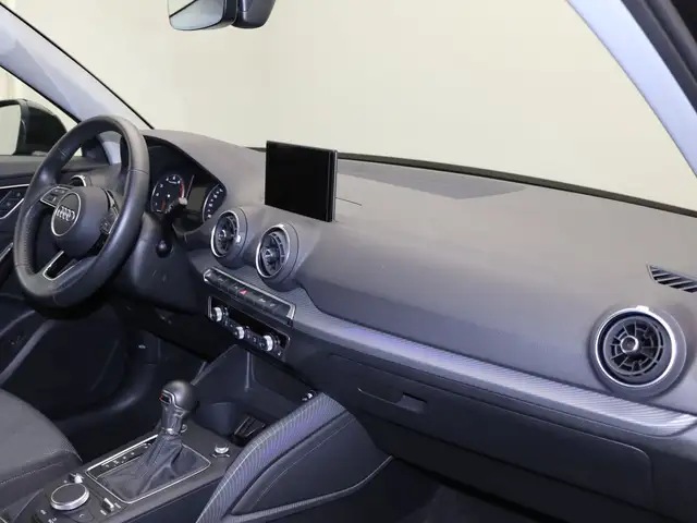 Audi Q2 view 8
