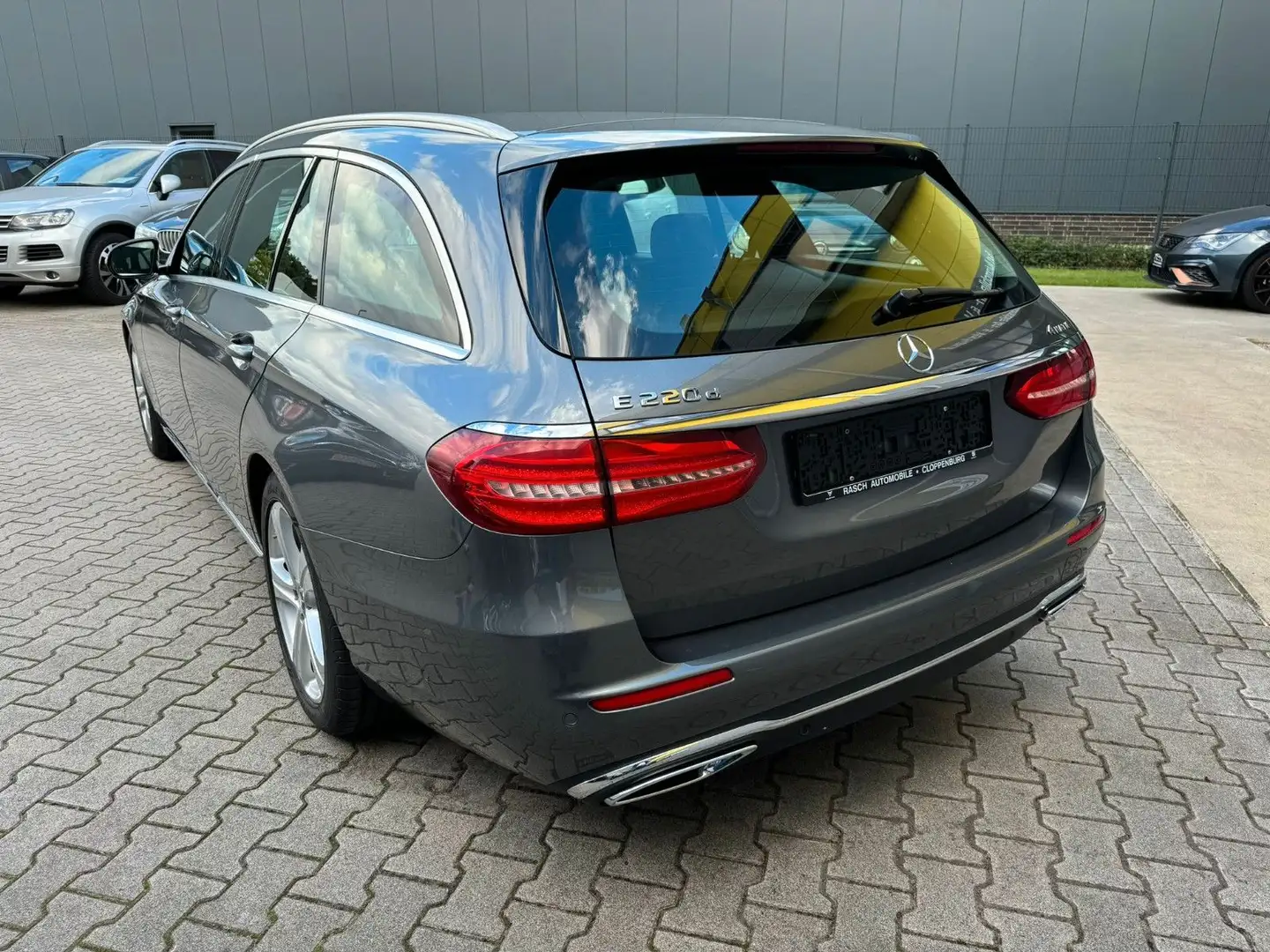Mercedes-Benz E 220 d 4Matic LEDER /NAVI/KLIMAA/SHZ/TEMPOMAT* Gris - 2