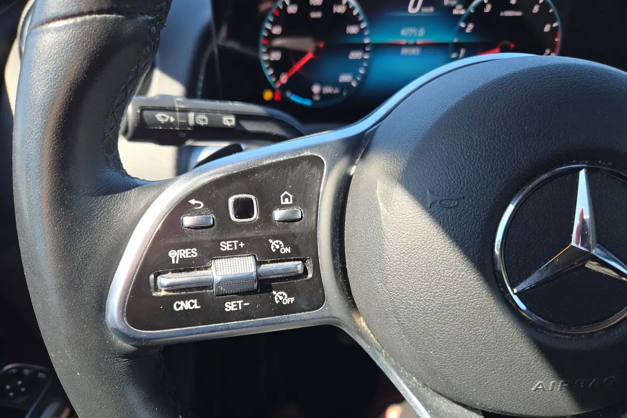 Mercedes-Benz GLB снимка Mercedes-Benz GLB