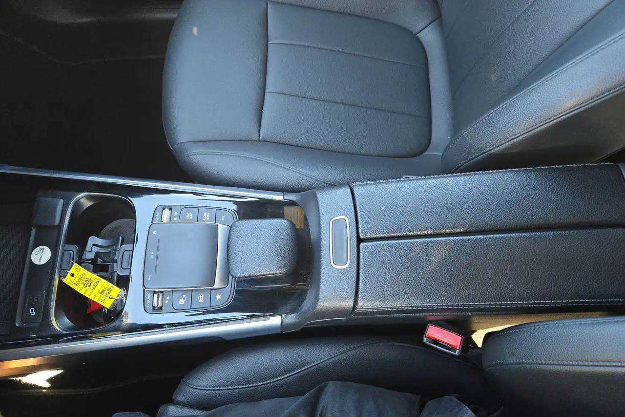 Mercedes-Benz GLB снимка Mercedes-Benz GLB