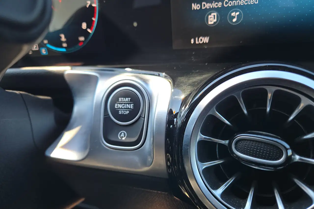 Mercedes-Benz GLB снимка Mercedes-Benz GLB