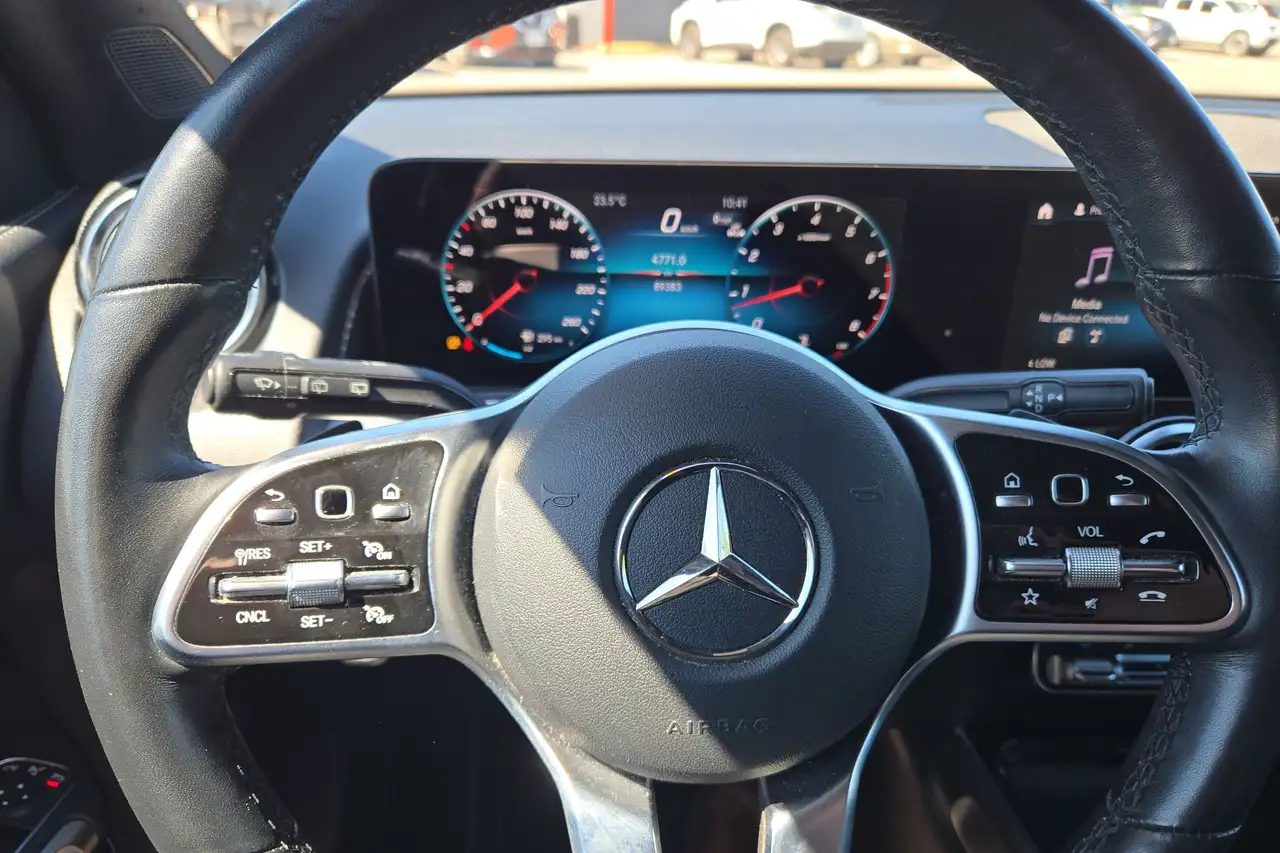 Mercedes-Benz GLB снимка Mercedes-Benz GLB