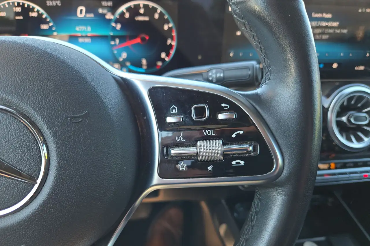 Mercedes-Benz GLB снимка Mercedes-Benz GLB