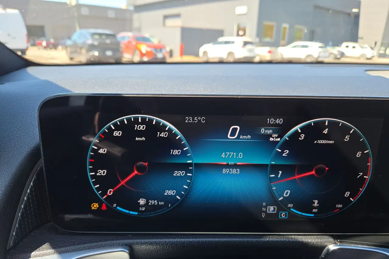 Mercedes-Benz GLB снимка Mercedes-Benz GLB