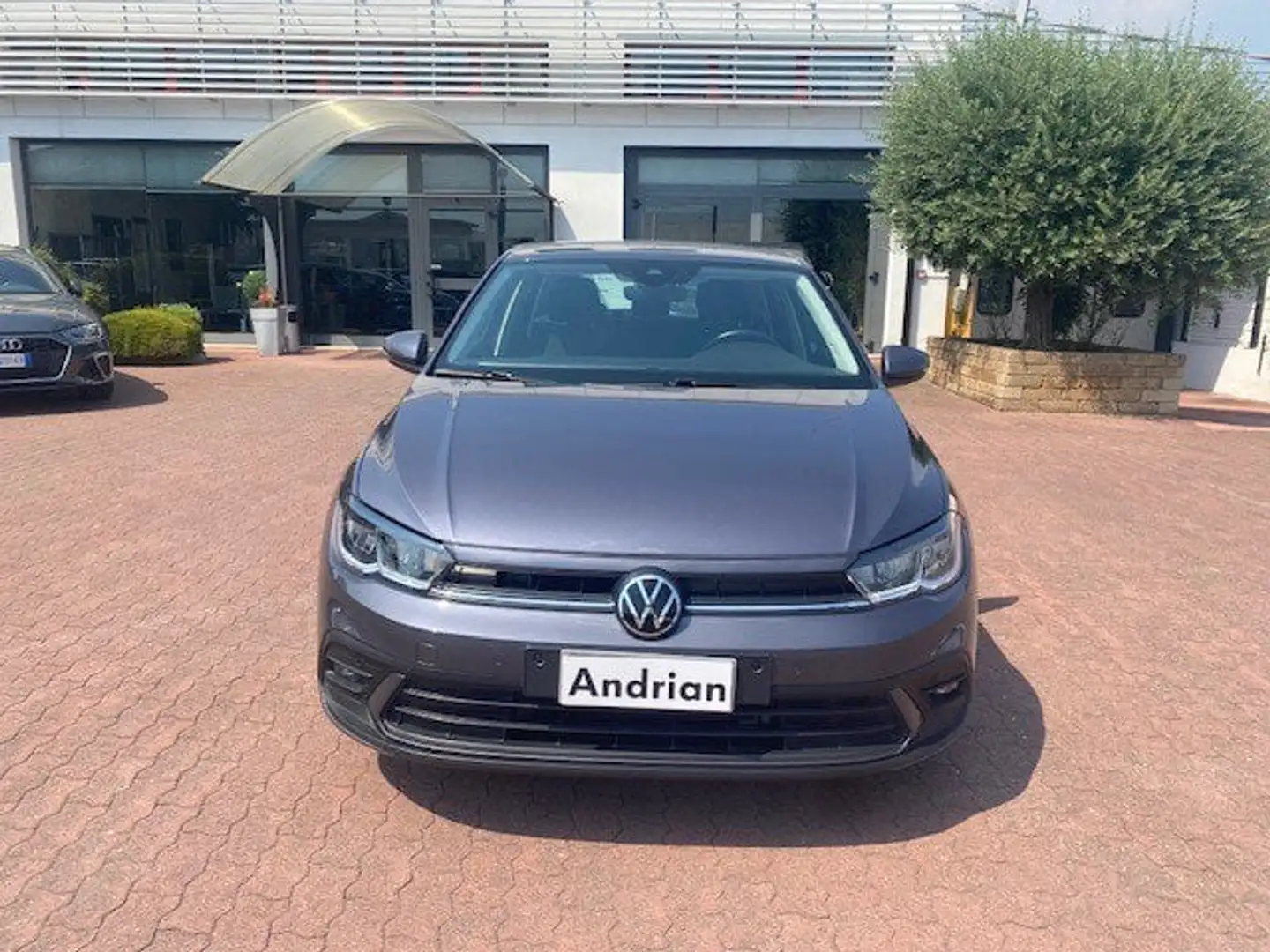 Volkswagen Polo 1.0 TSI Life Gris - 2