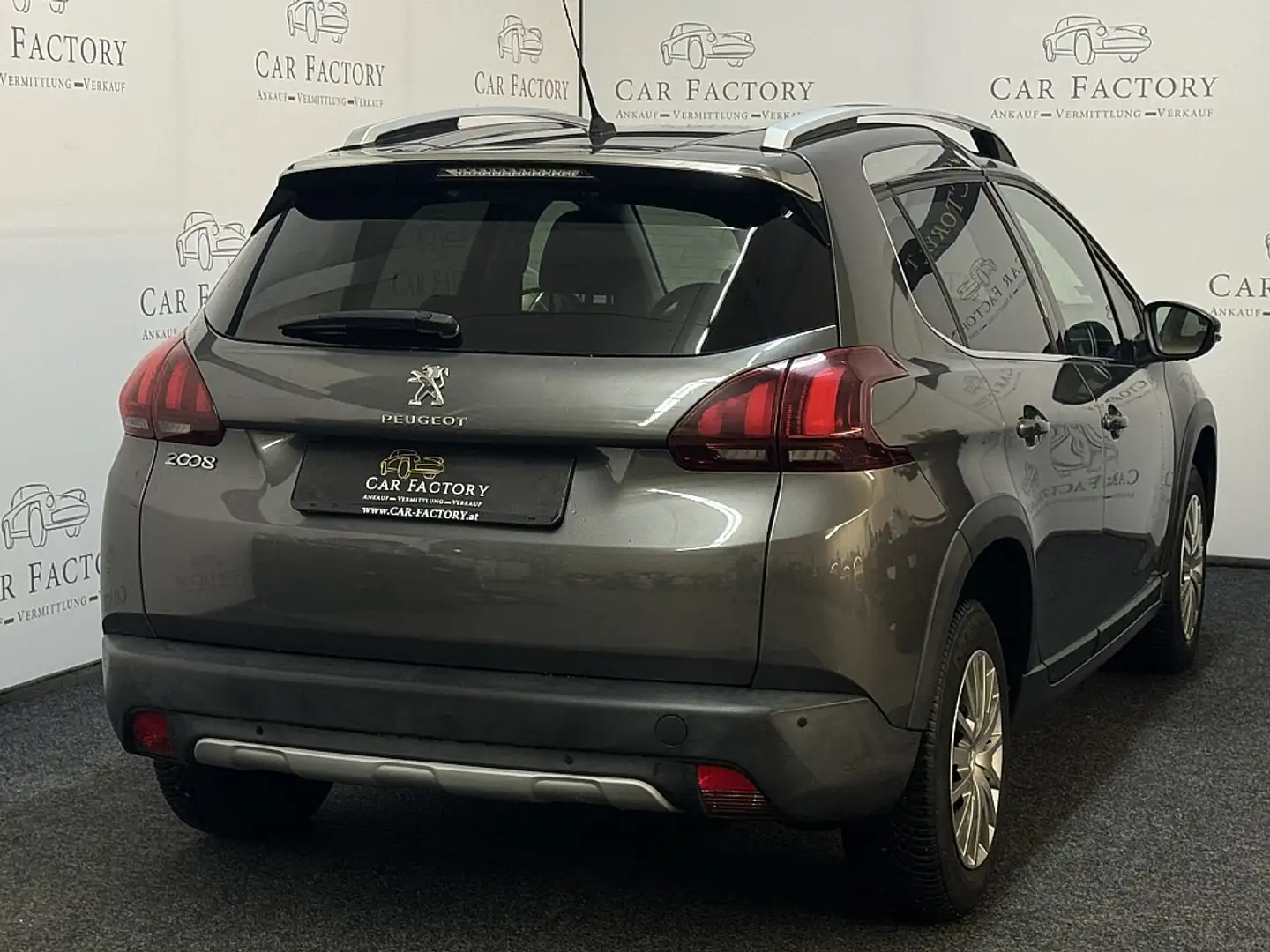 Peugeot 2008 1,2 PureTech 110 S&S Aut. Allure Grijs - 2