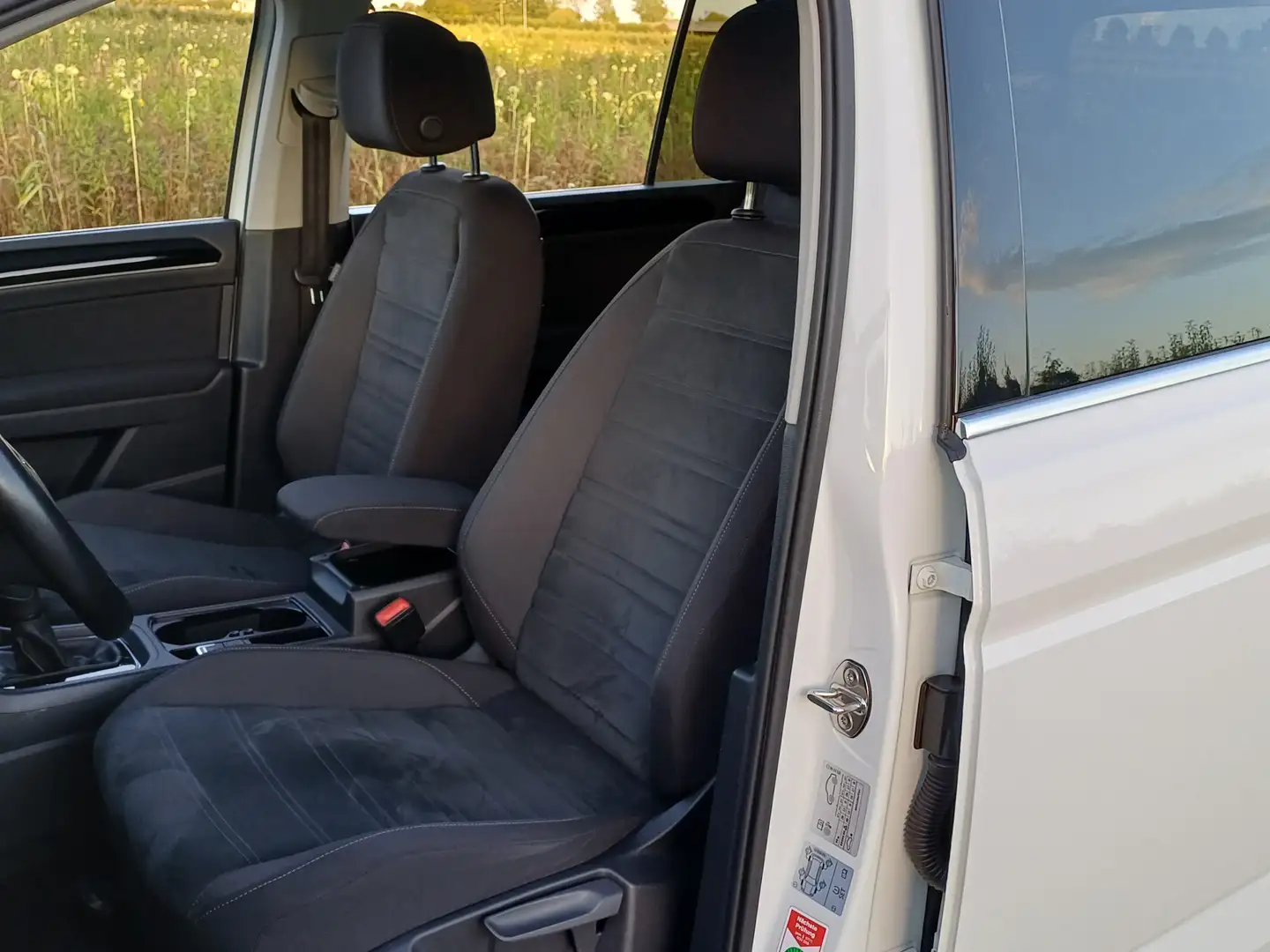 Volkswagen Touran 1.5 TSI Highline /Pano/Trekh./Camera/Digi Dash/18" Wit - 2