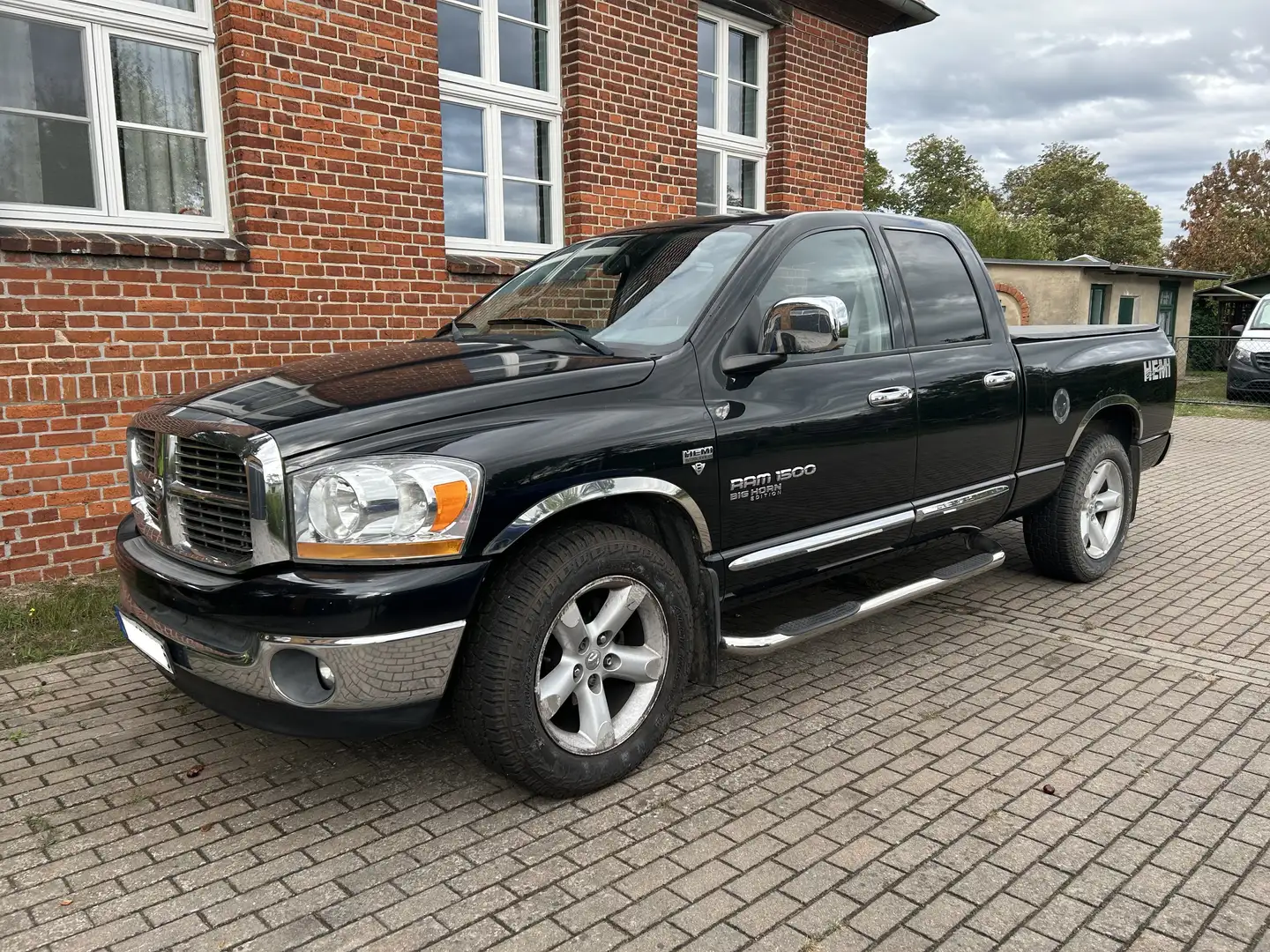 Dodge RAM 1500 SLT 4x2 Quad Cab BIG HORN EDITION Schwarz - 1