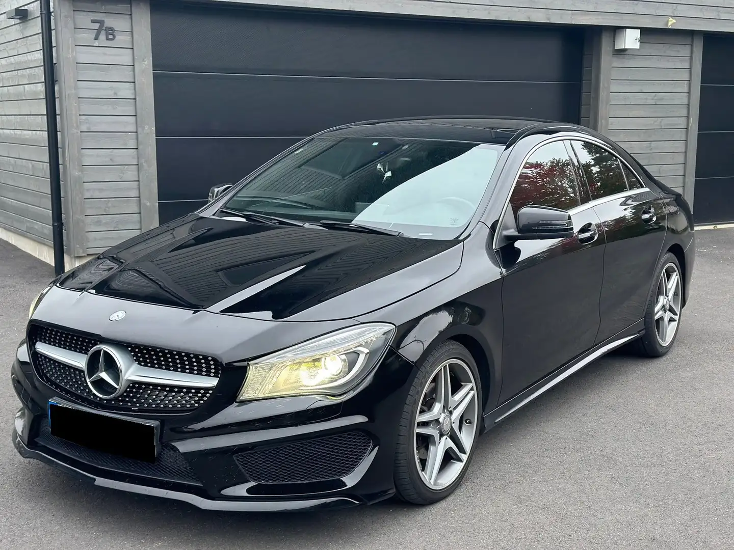 Mercedes-Benz CLA 180 CLA 180 7G-DCT AMG Line Schwarz - 1