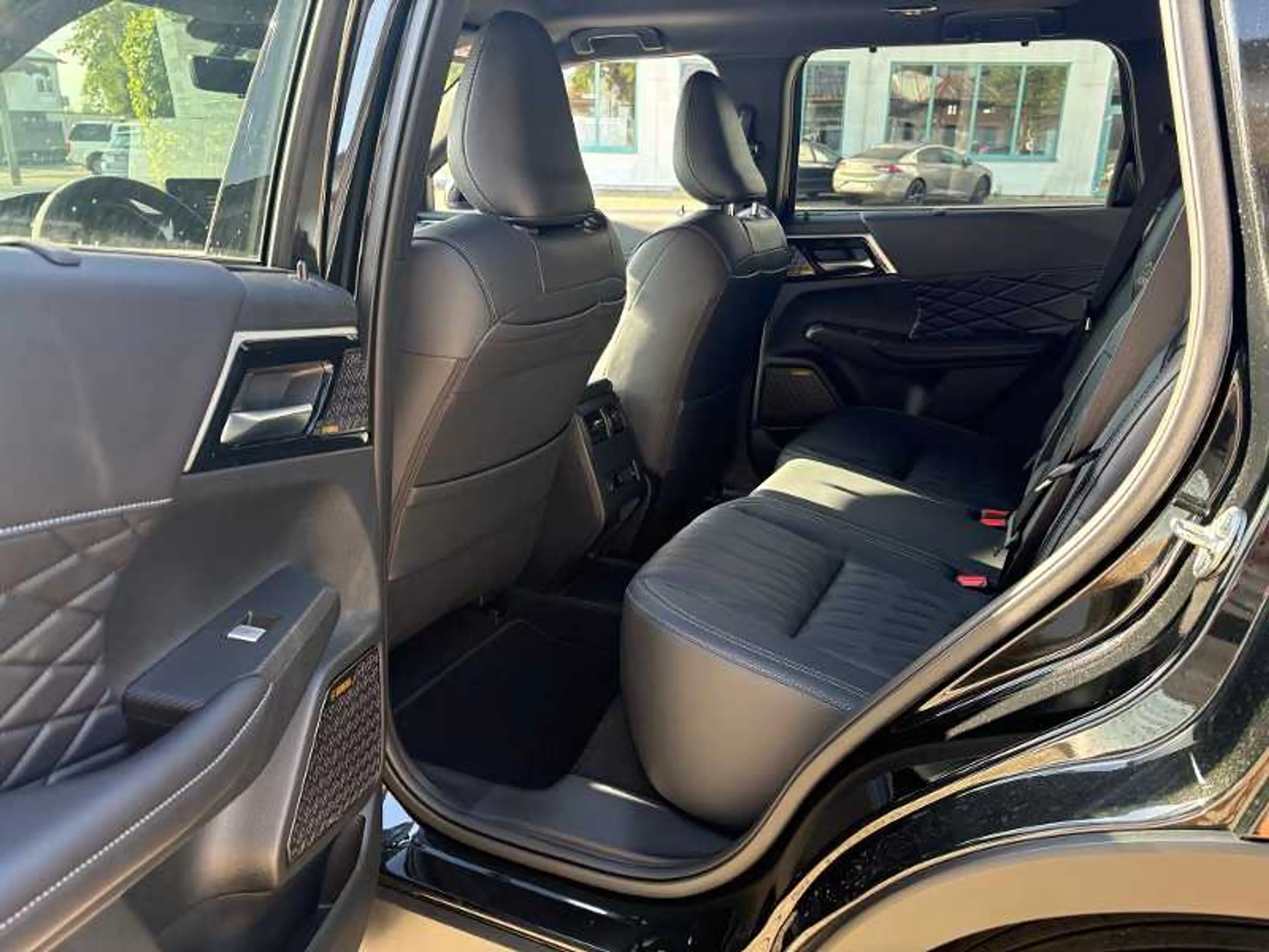 Mitsubishi Outlander 2.4L PHEV Black — photo 6