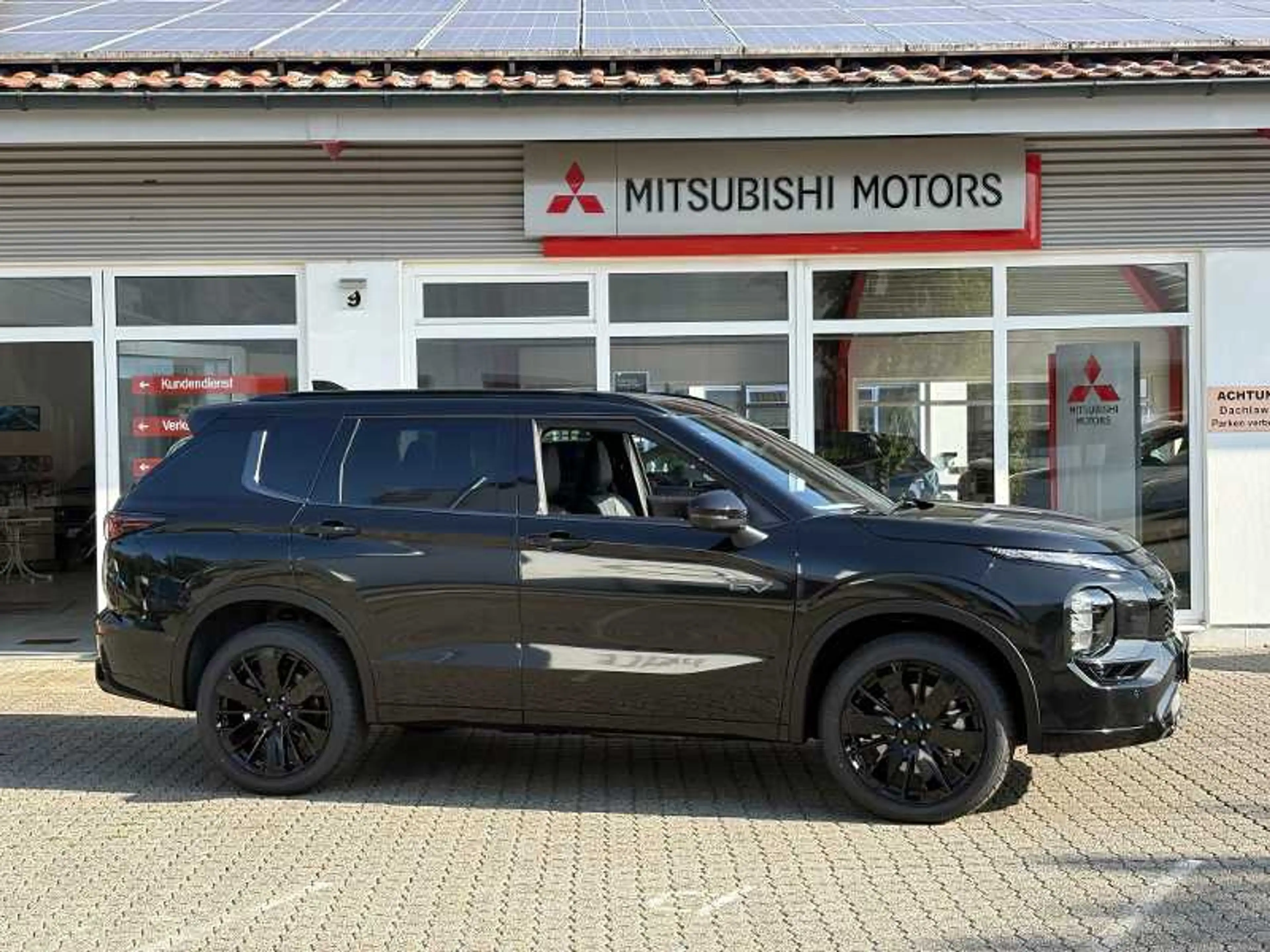 Mitsubishi Outlander 2.4L PHEV Black — photo 3