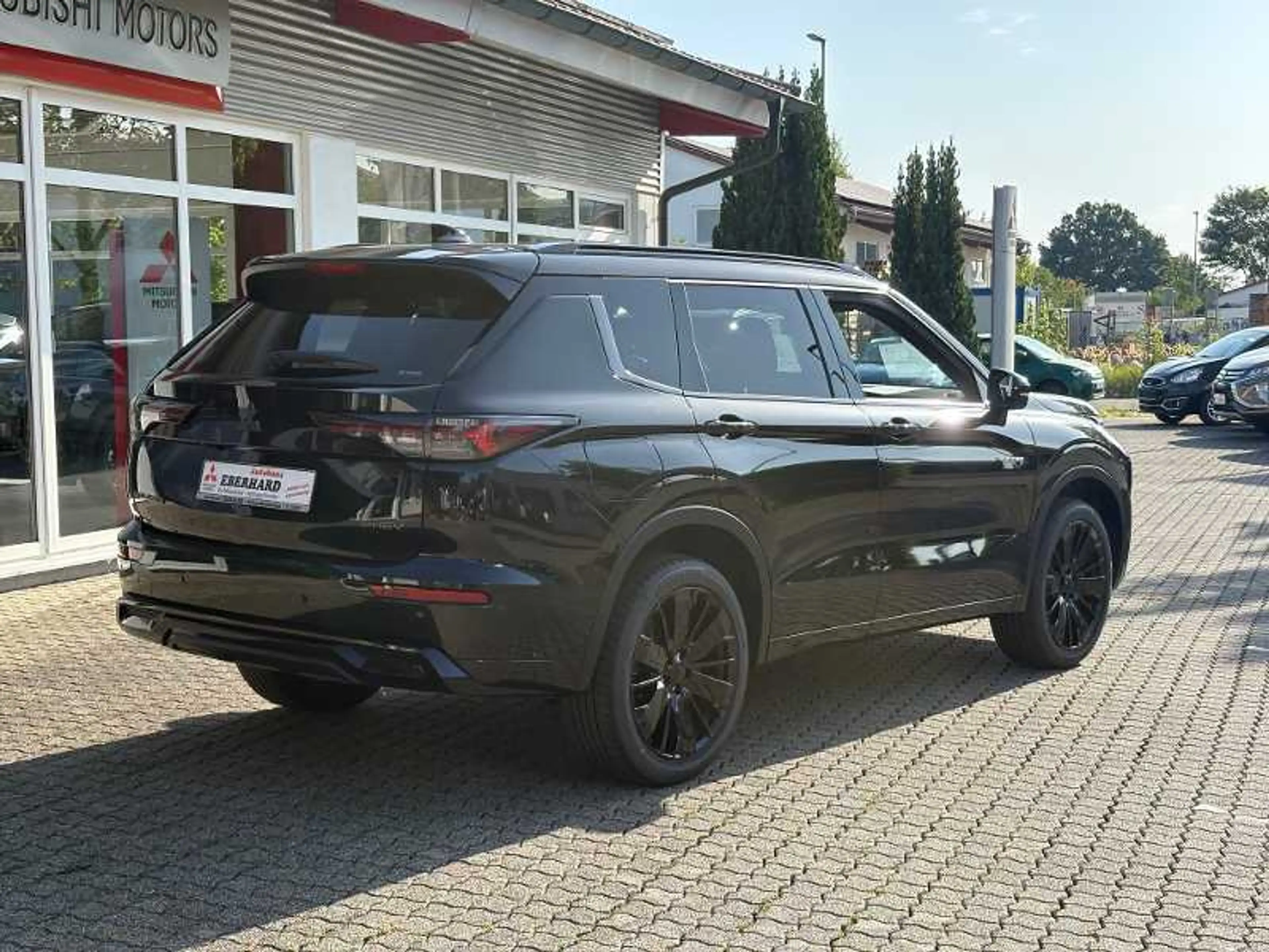 Mitsubishi Outlander 2.4L PHEV Black — photo 4
