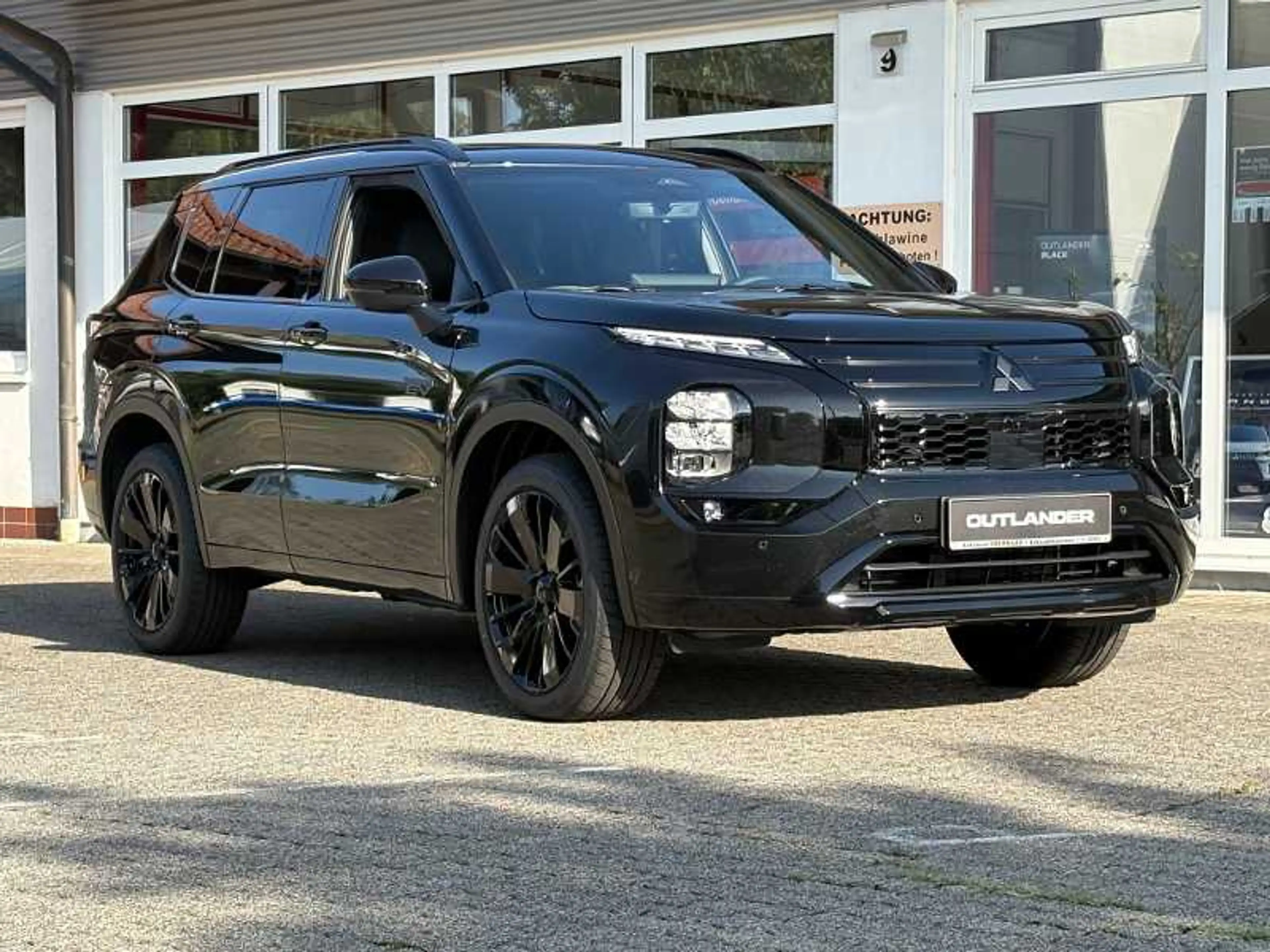 Mitsubishi Outlander 2.4L PHEV Black — photo 2